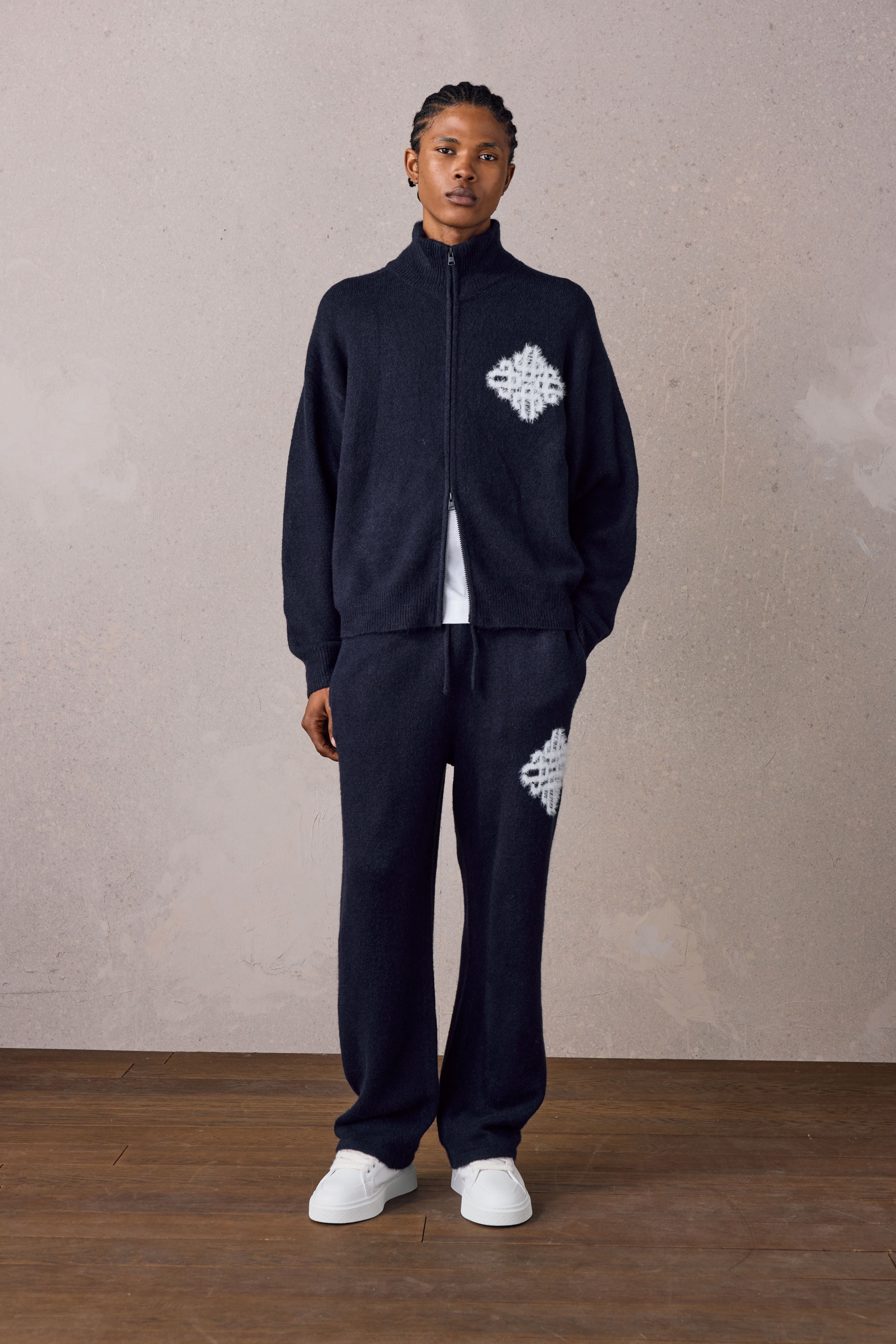 EMBLEM FLUFFY KNIT FUNNEL NECK - NAVY