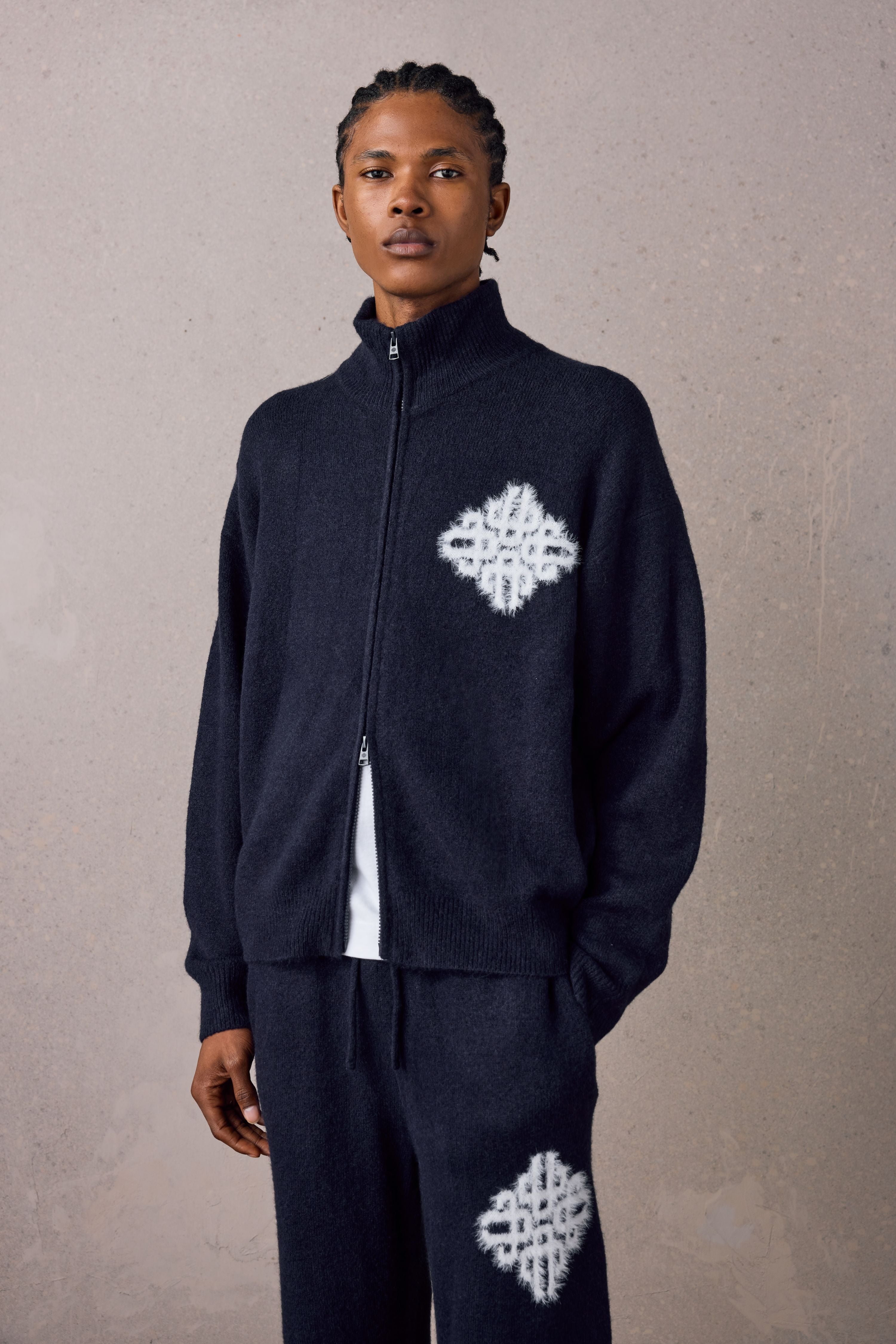 EMBLEM FLUFFY KNIT FUNNEL NECK - NAVY