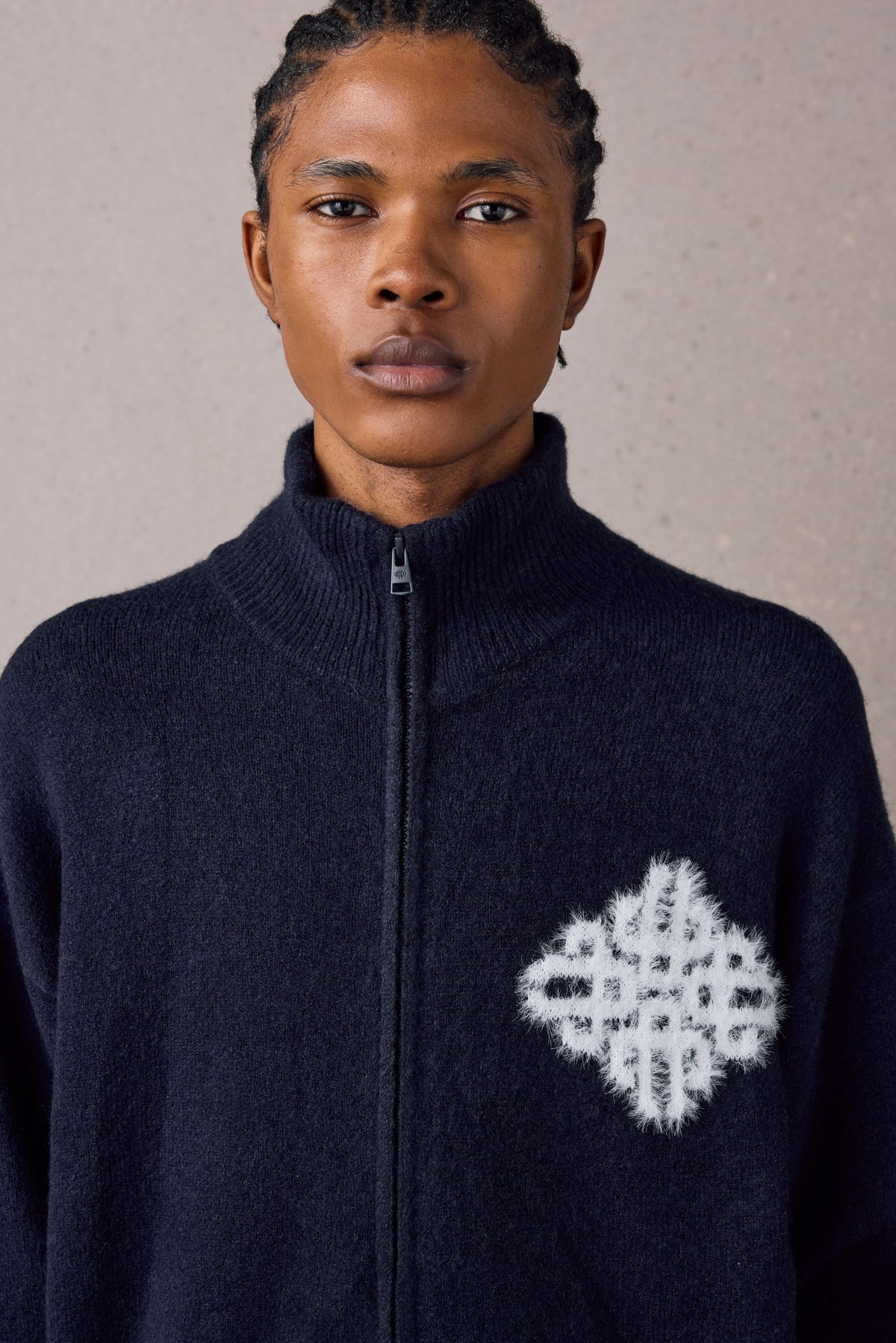 EMBLEM FLUFFY KNIT FUNNEL NECK - NAVY
