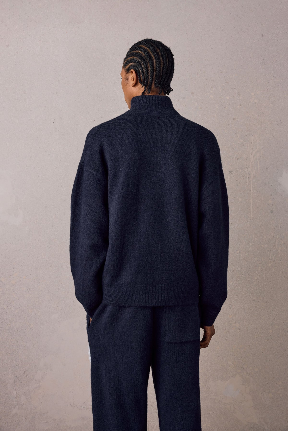 EMBLEM FLUFFY KNIT FUNNEL NECK - NAVY