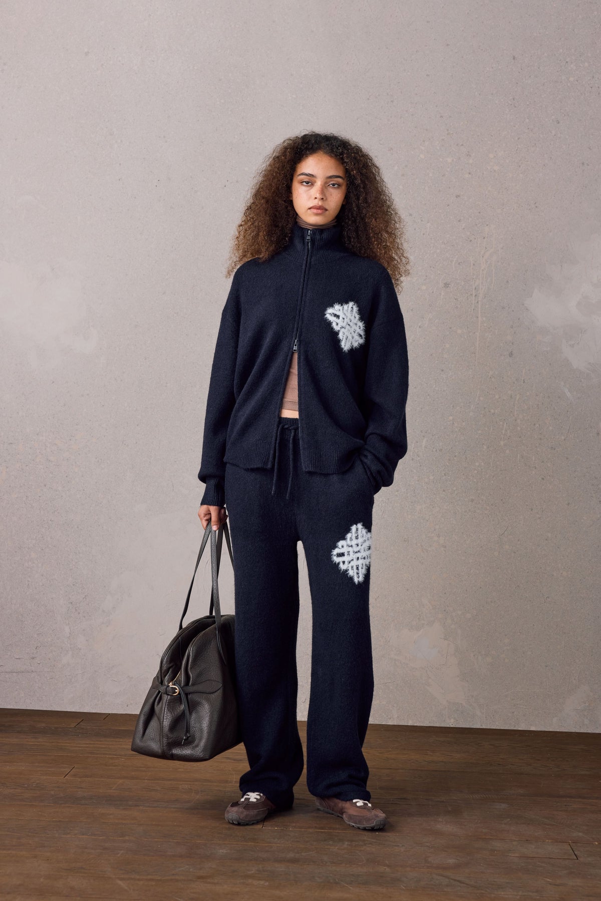 EMBLEM FLUFFY KNIT FUNNEL NECK - NAVY