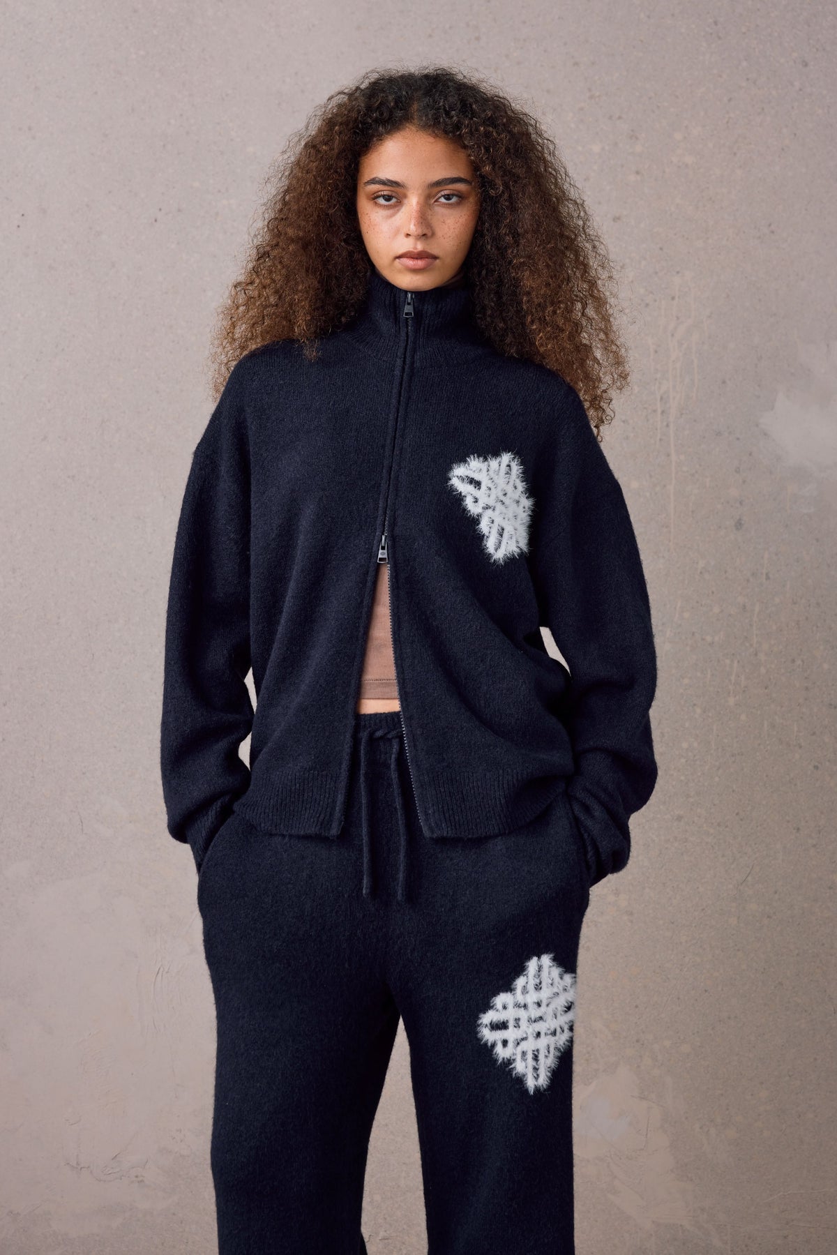 EMBLEM FLUFFY KNIT FUNNEL NECK - NAVY