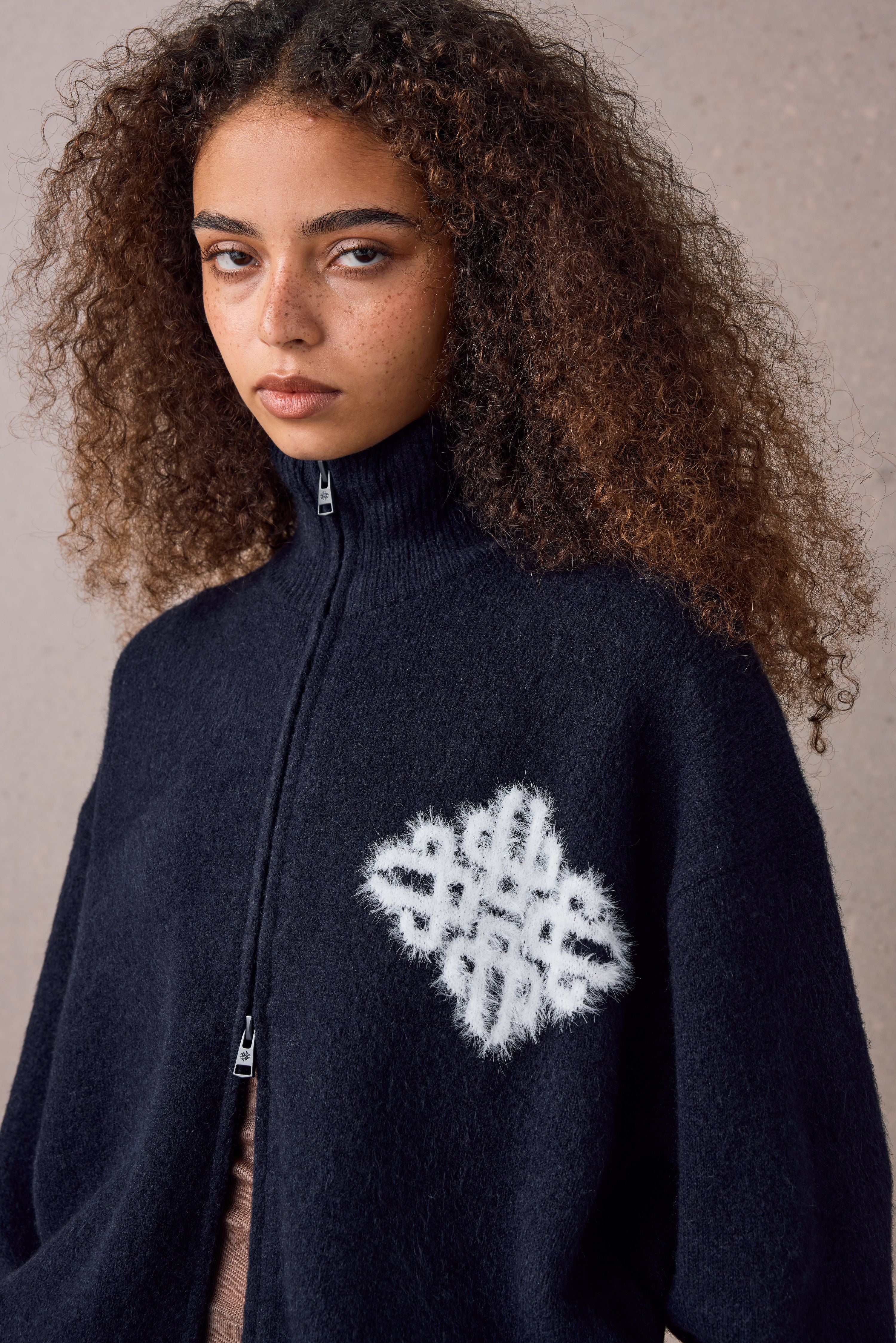 EMBLEM FLUFFY KNIT FUNNEL NECK - NAVY