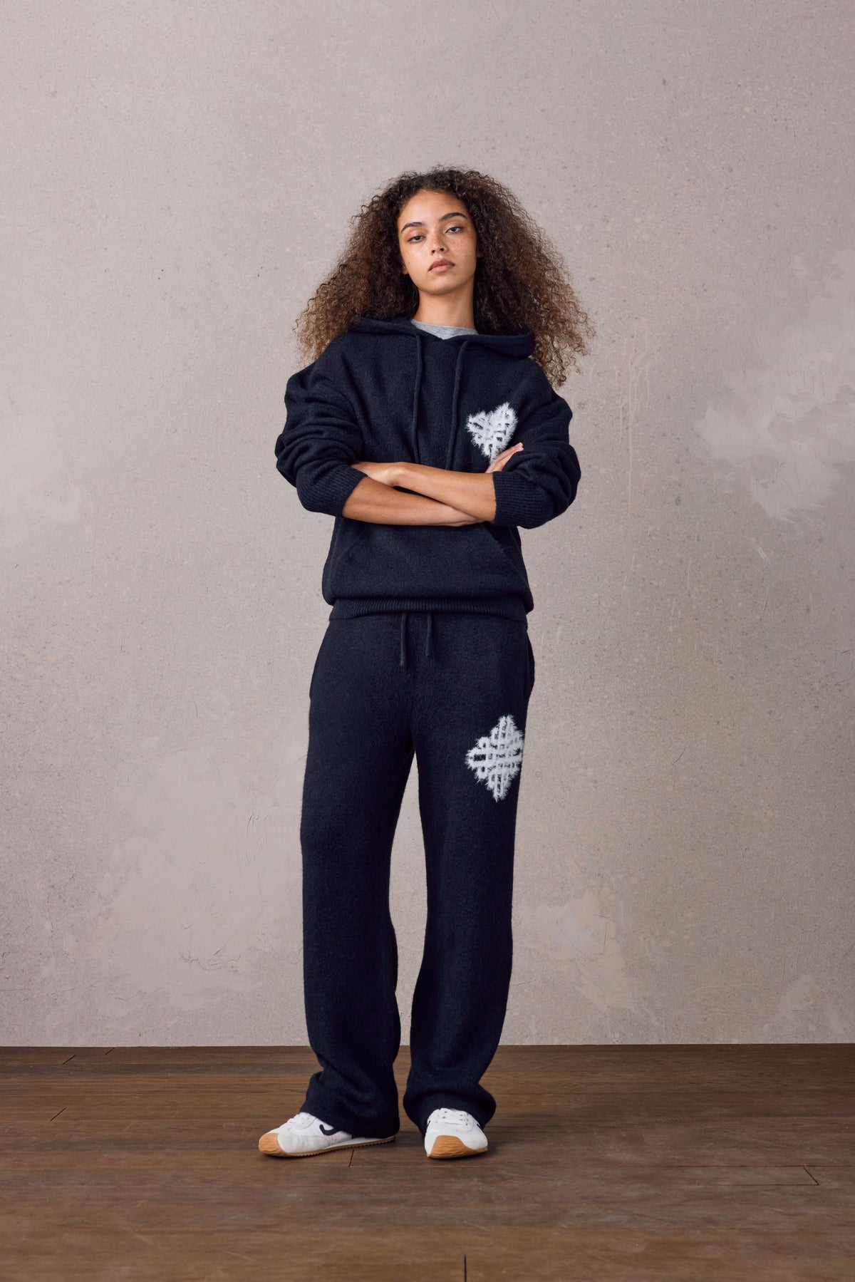 EMBLEM FLUFFY KNIT HOODIE - NAVY