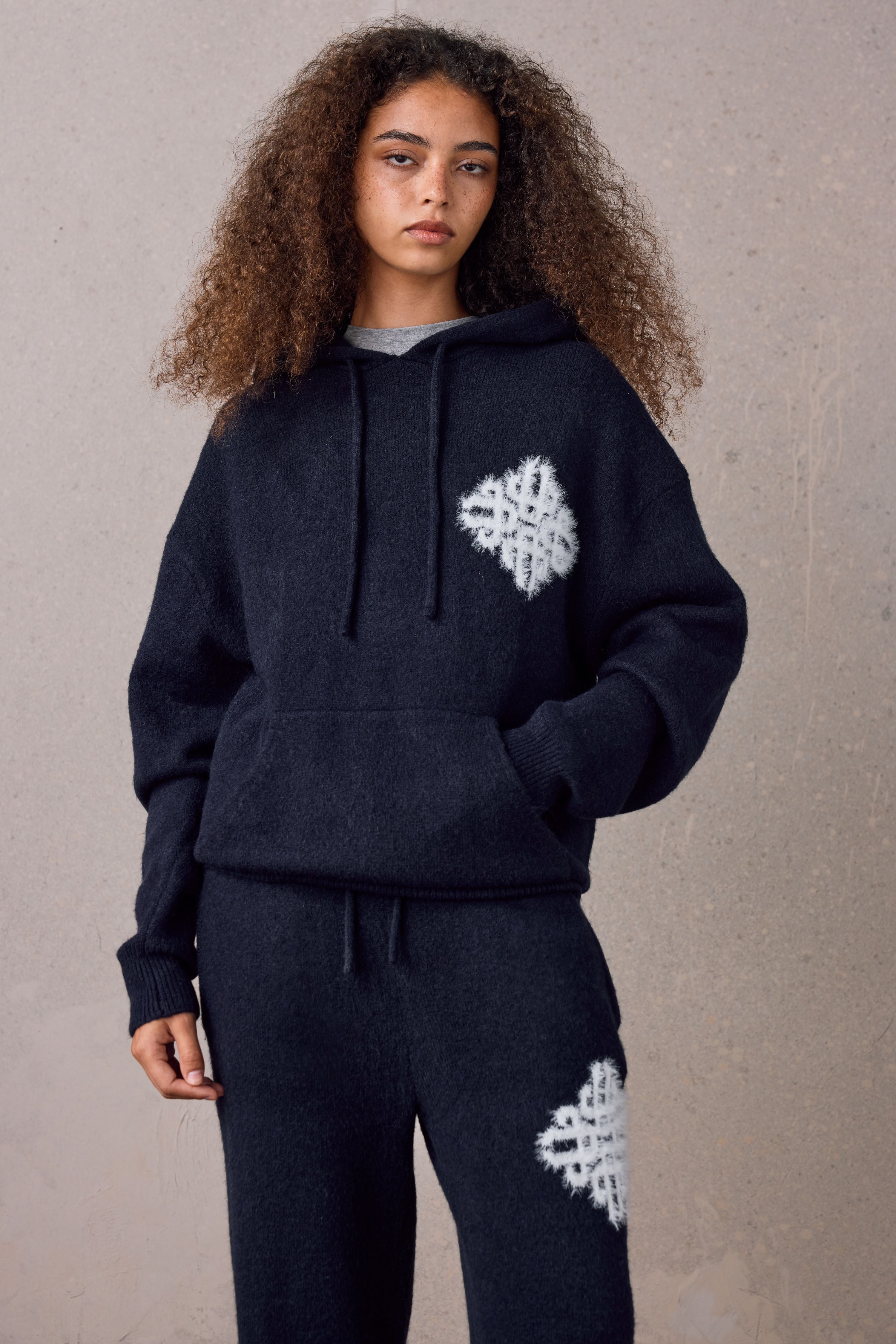 EMBLEM FLUFFY KNIT HOODIE - NAVY