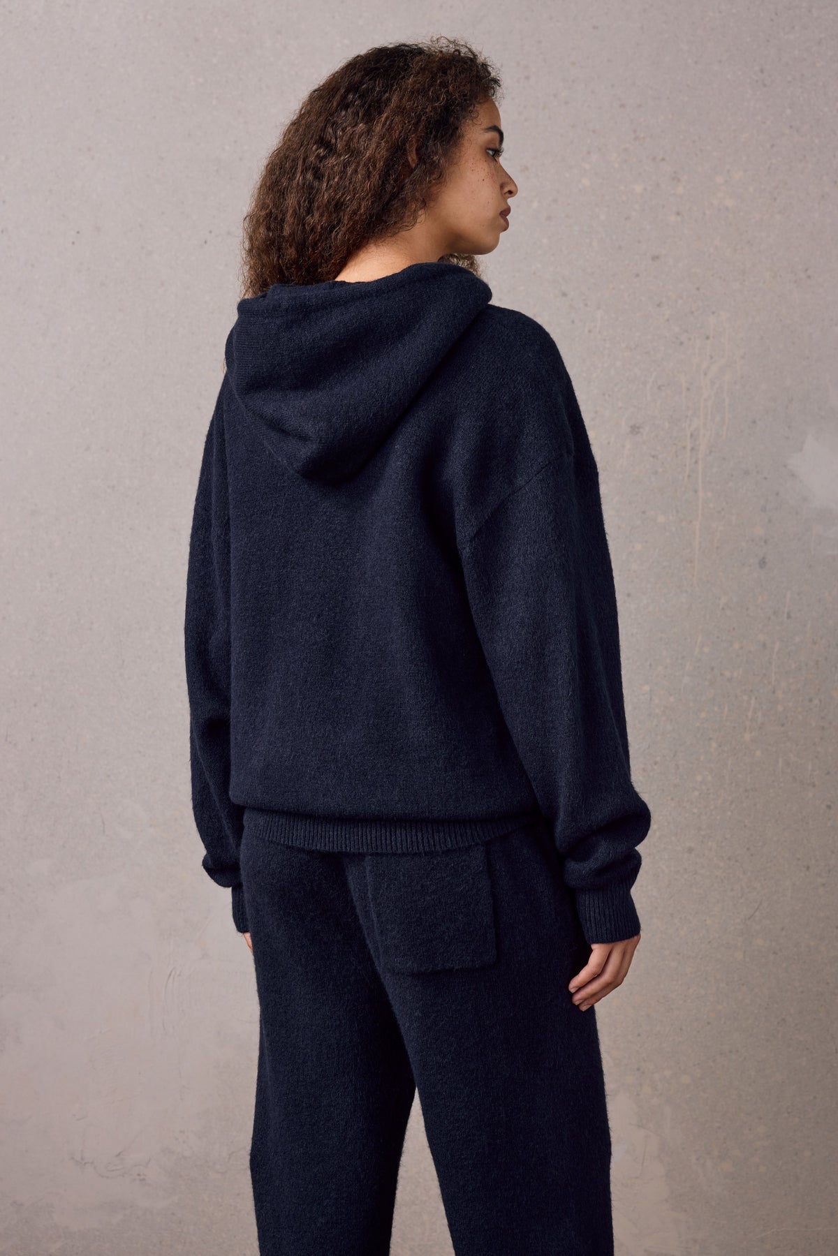 EMBLEM FLUFFY KNIT HOODIE - NAVY
