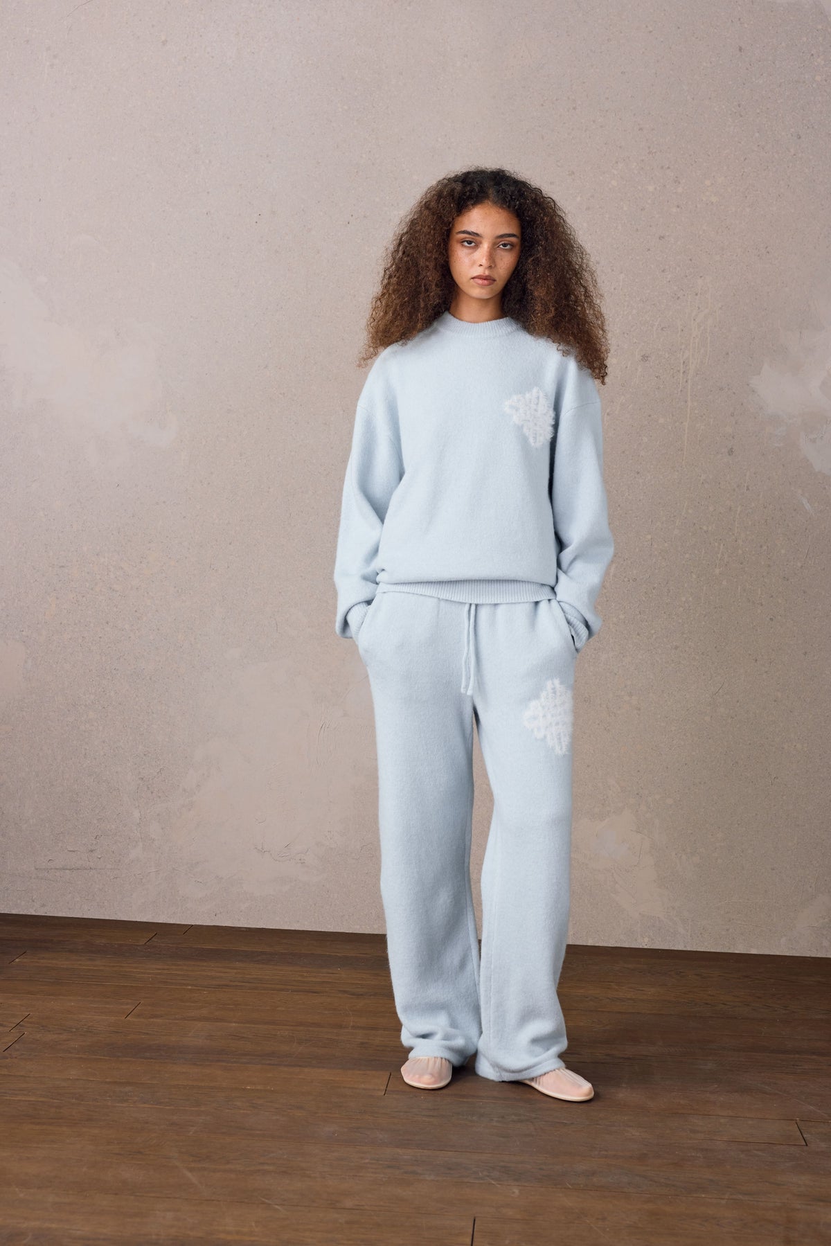 EMBLEM FLUFFY KNIT JOGGERS - BLUE