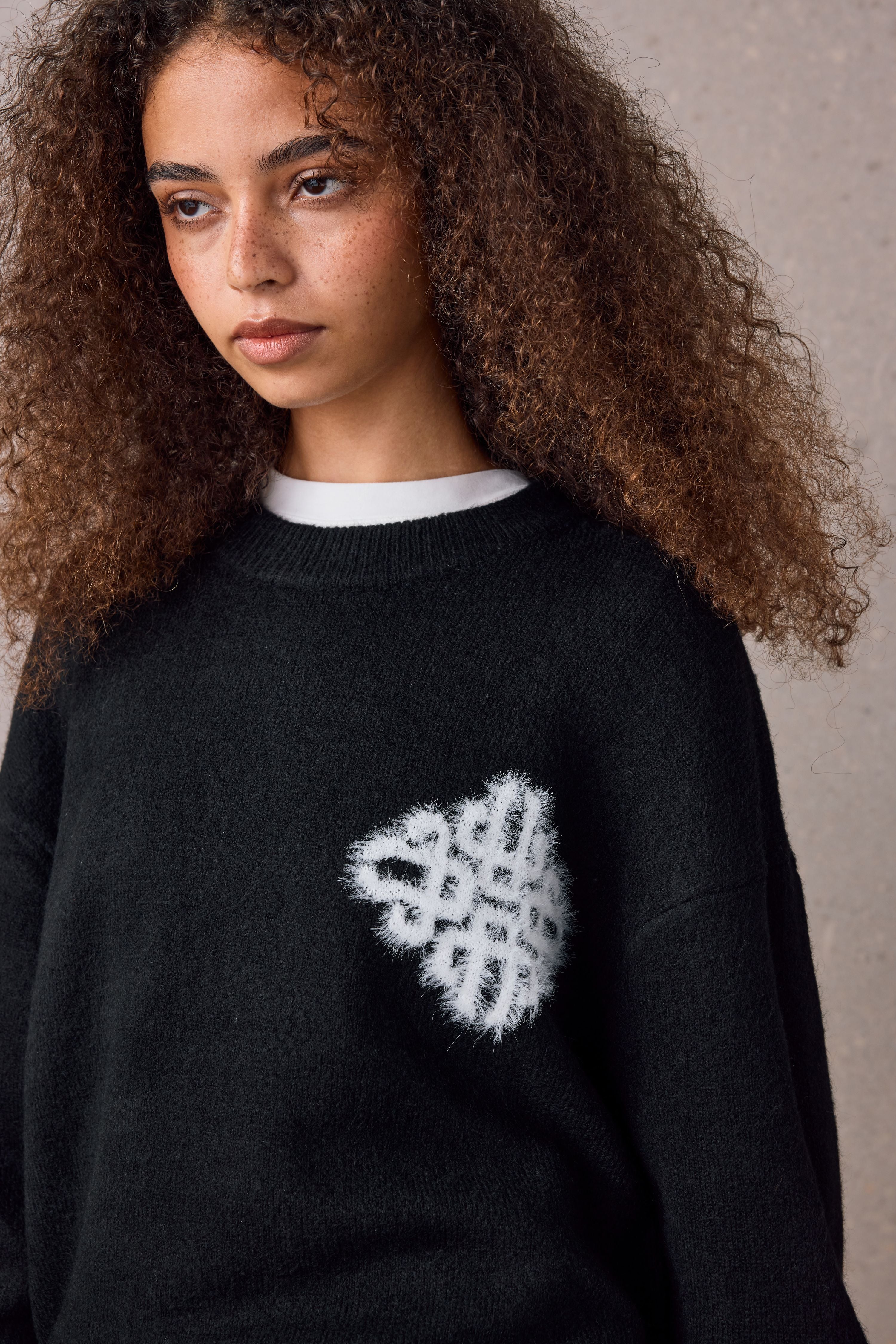 EMBLEM FLUFFY KNIT CREW - BLACK