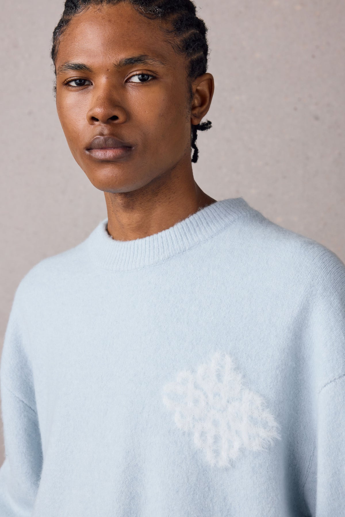EMBLEM FLUFFY KNIT CREW - BLUE