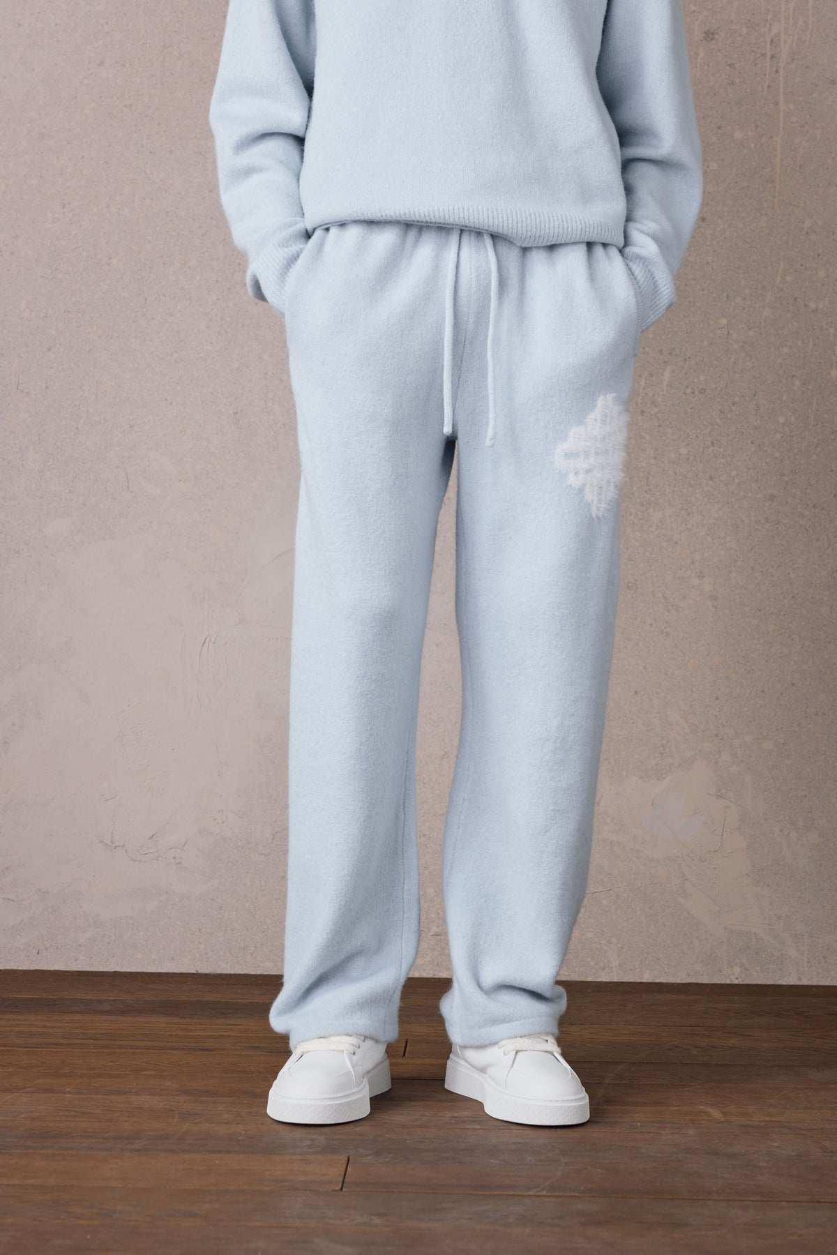EMBLEM FLUFFY KNIT JOGGERS - BLUE