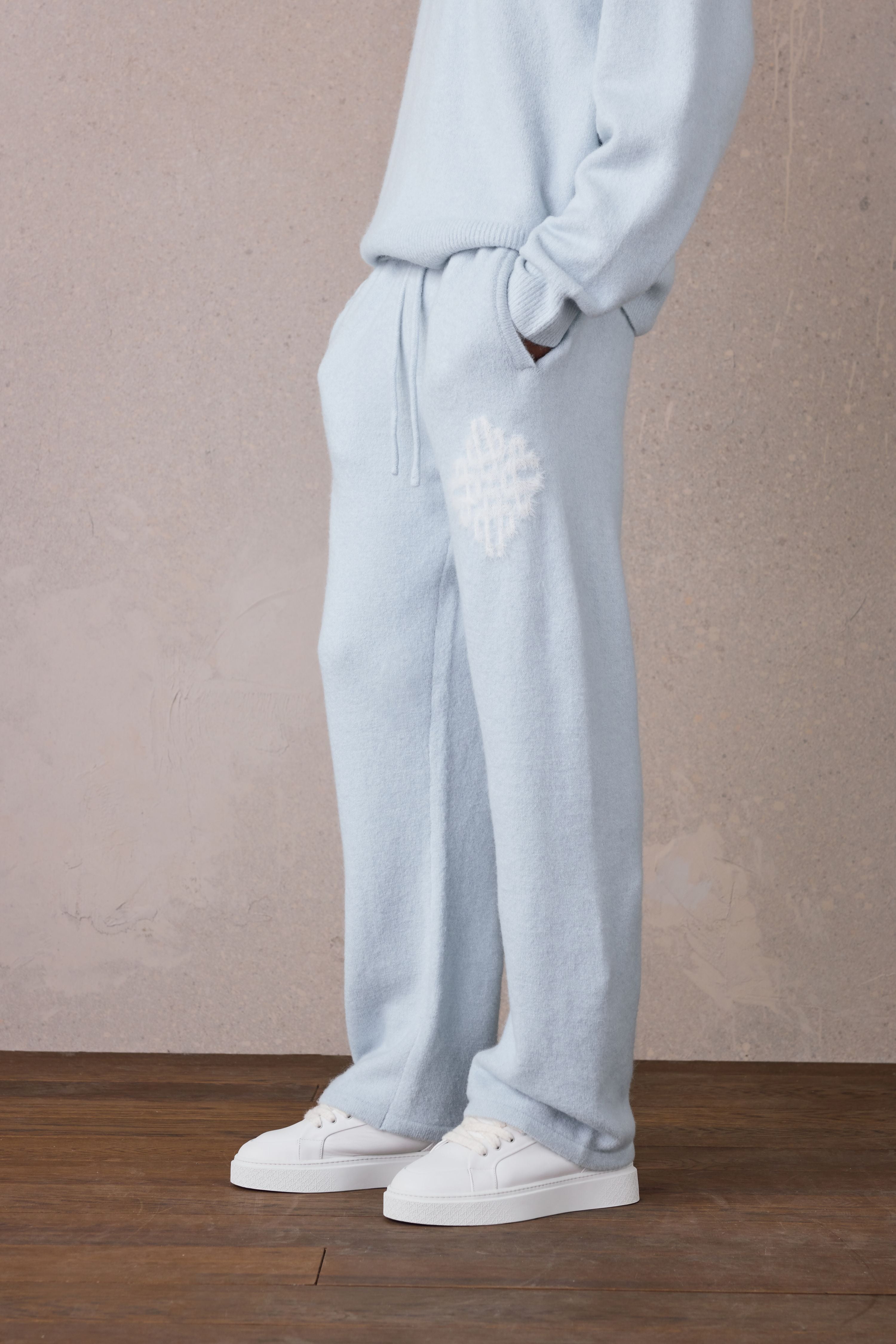 EMBLEM FLUFFY KNIT JOGGERS - BLUE