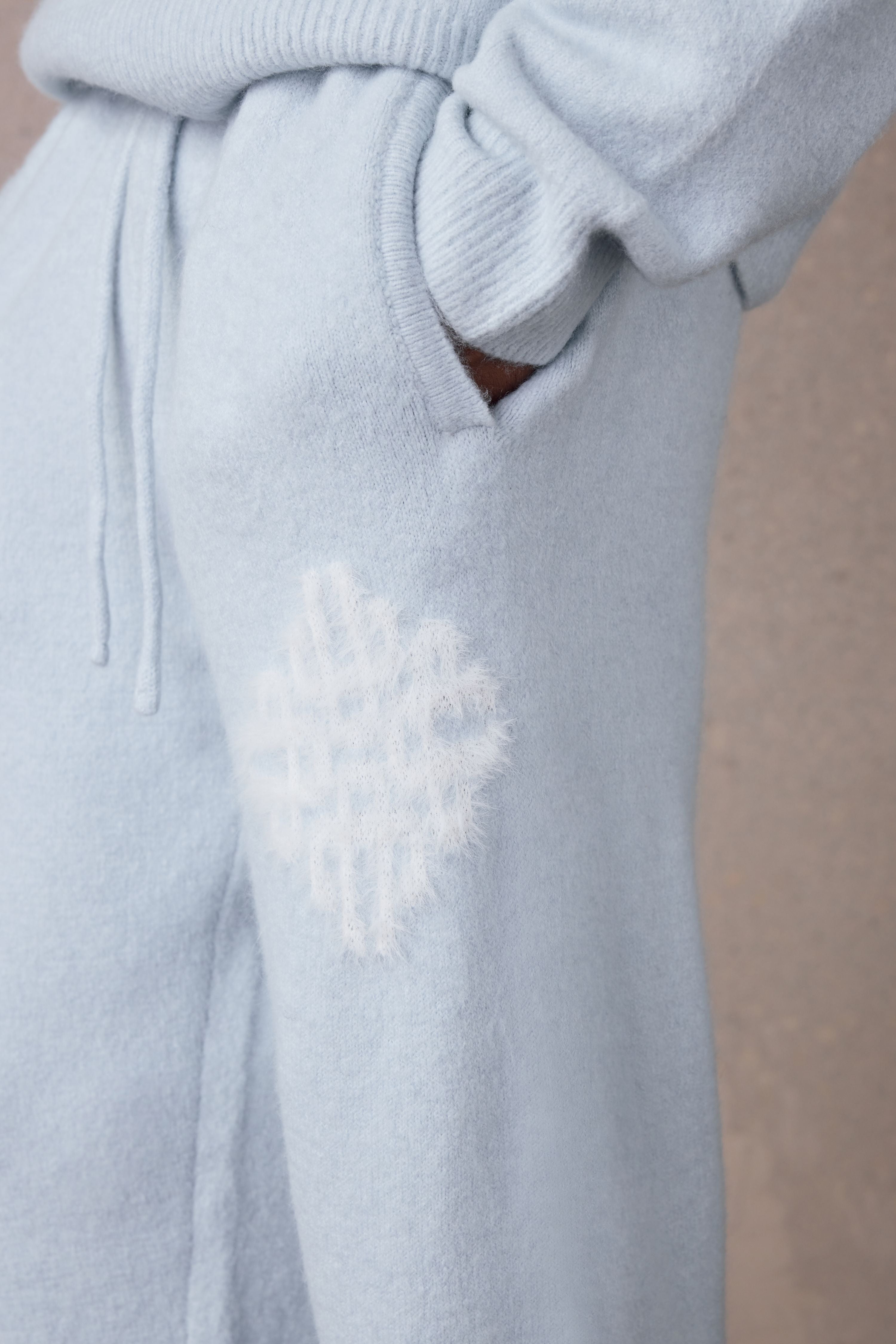 EMBLEM FLUFFY KNIT JOGGERS - BLUE