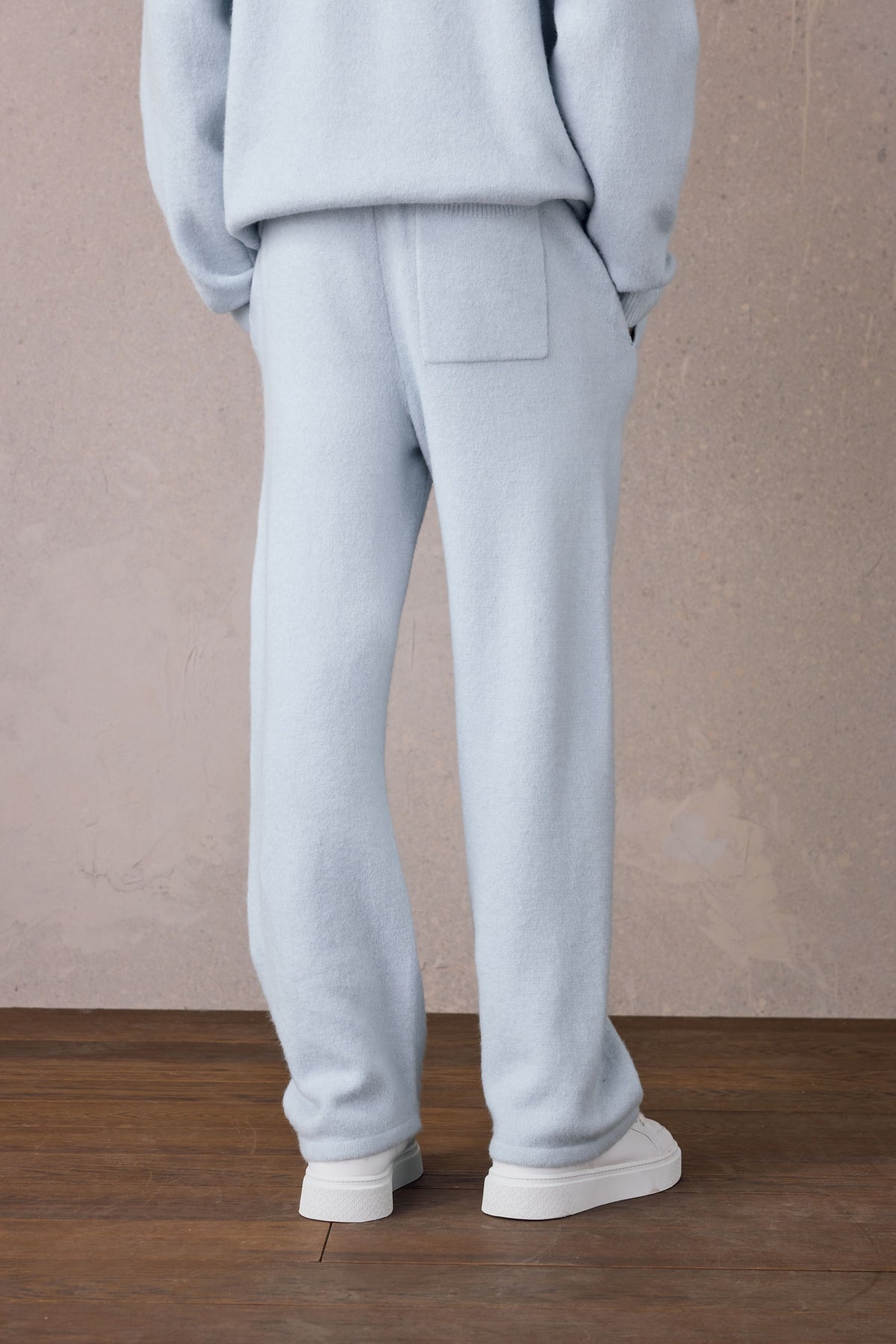 EMBLEM FLUFFY KNIT JOGGERS - BLUE