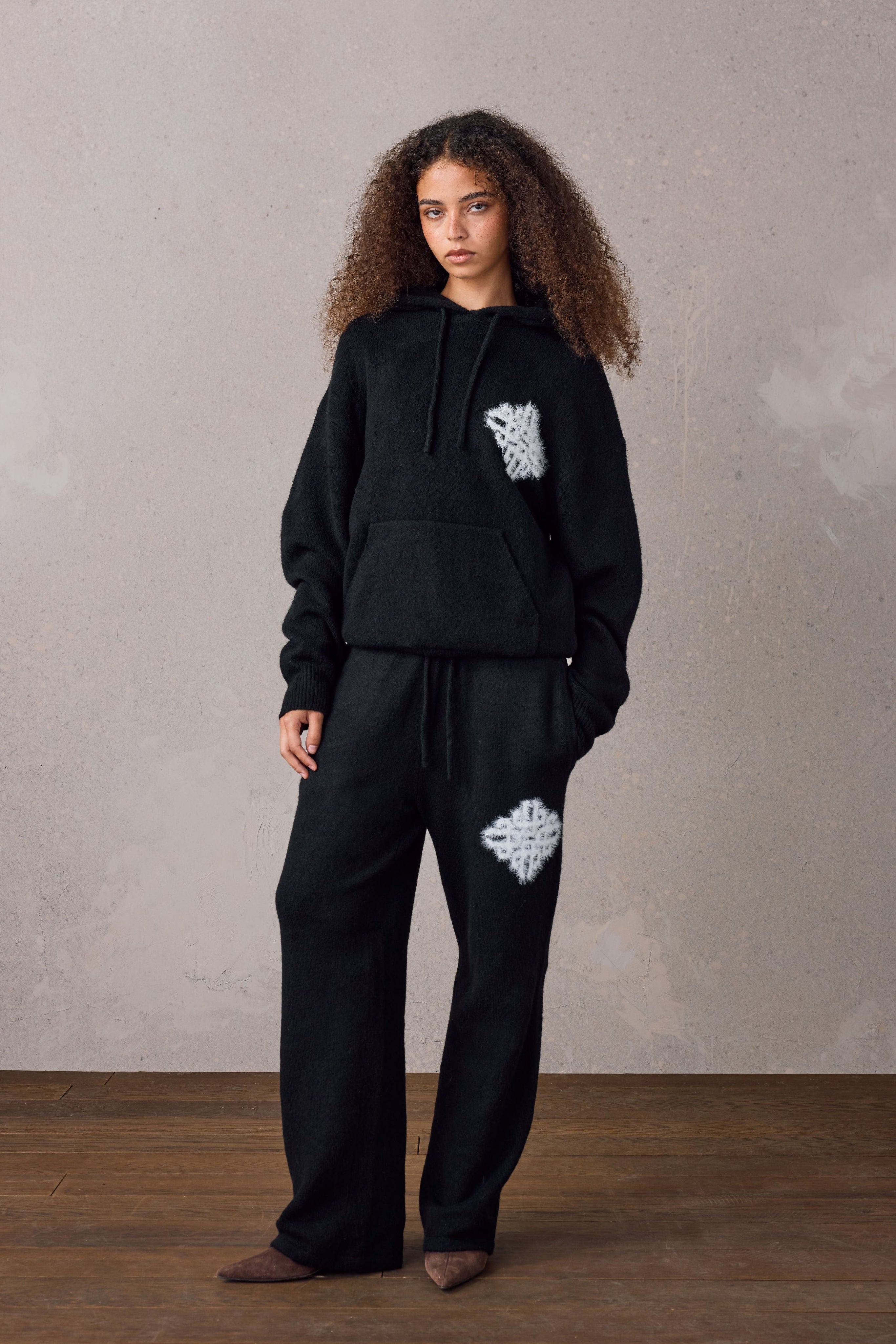 EMBLEM FLUFFY KNIT HOODIE - BLACK