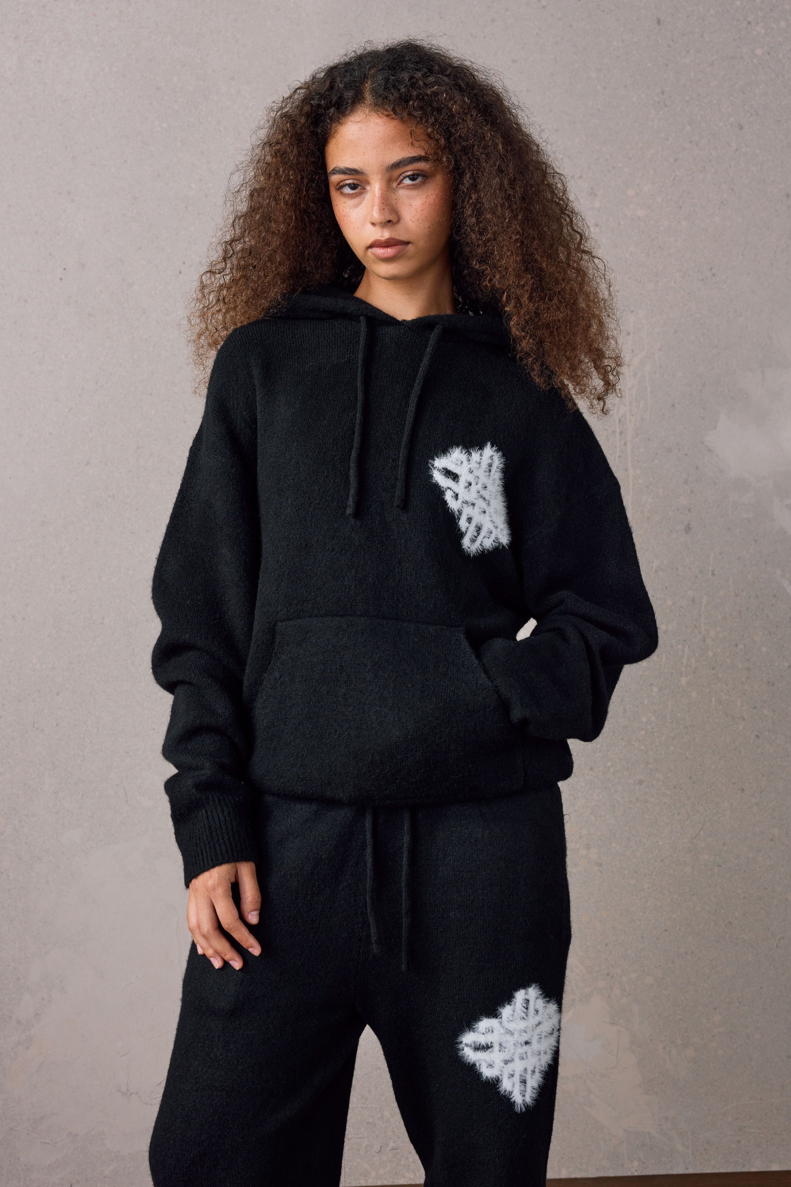EMBLEM FLUFFY KNIT HOODIE - BLACK