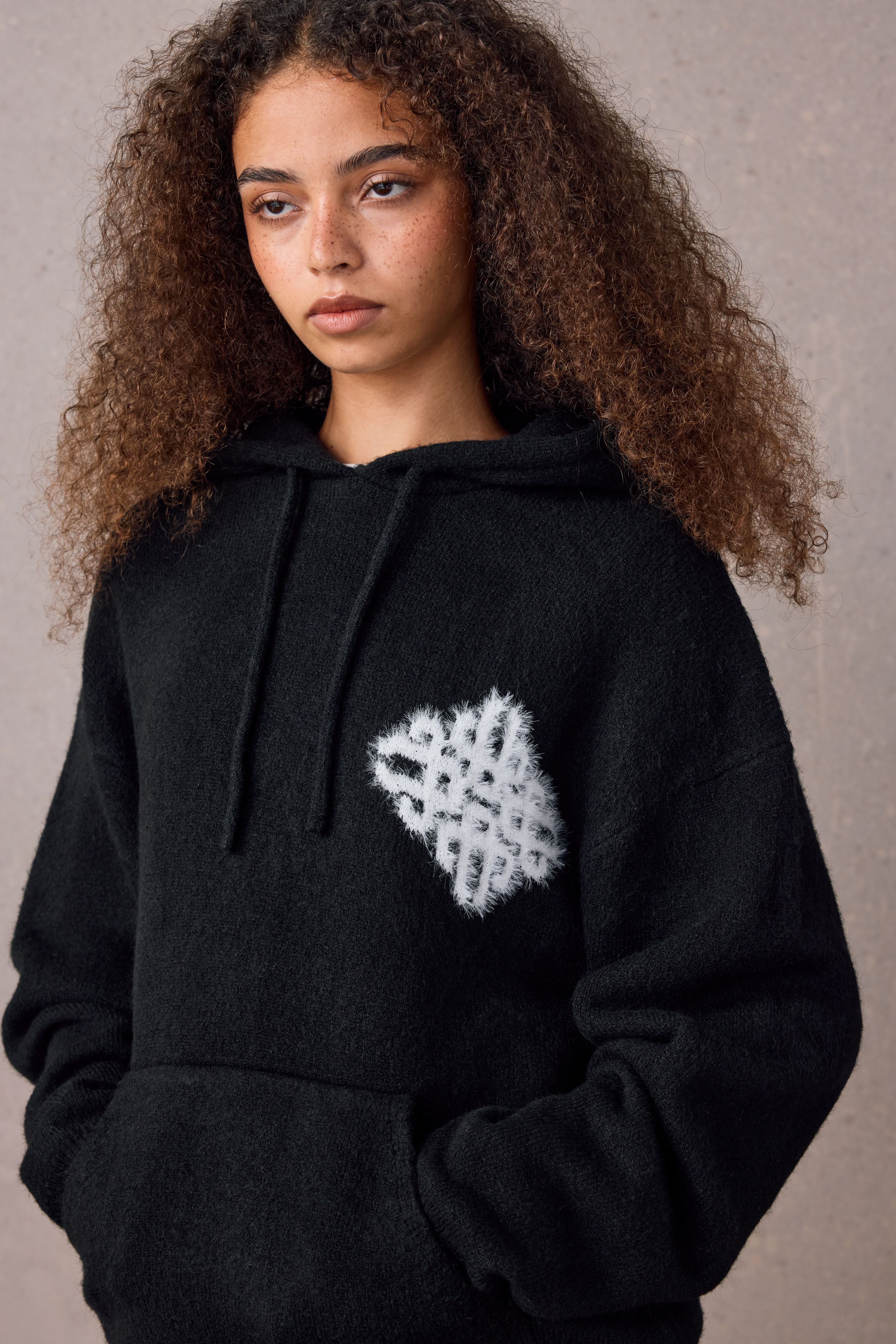 EMBLEM FLUFFY KNIT HOODIE - BLACK