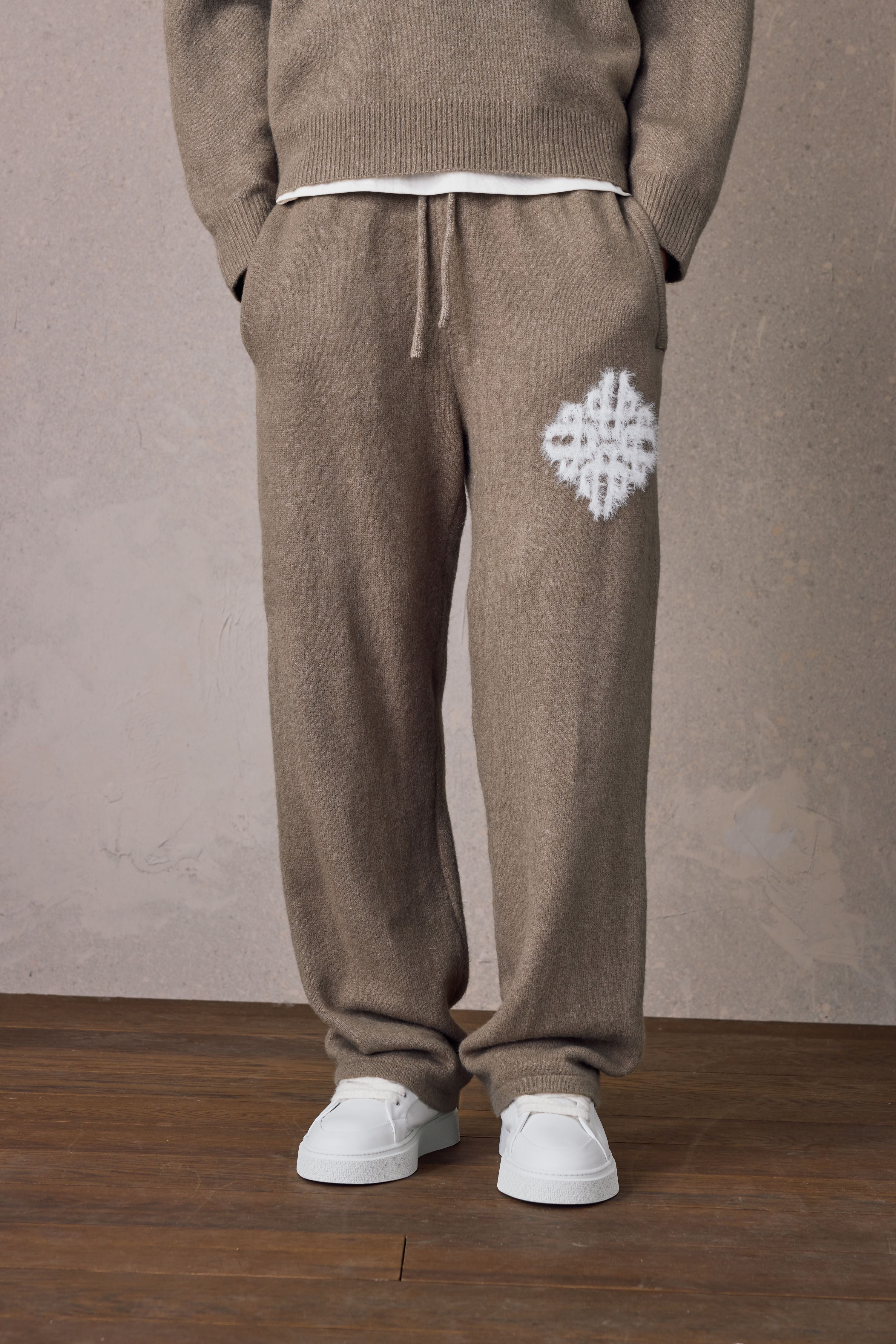 EMBLEM FLUFFY KNIT JOGGERS - MUSHROOM