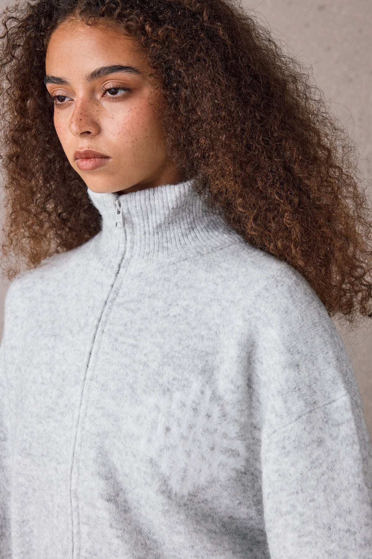 EMBLEM FLUFFY KNIT FUNNEL NECK - GREY MARL