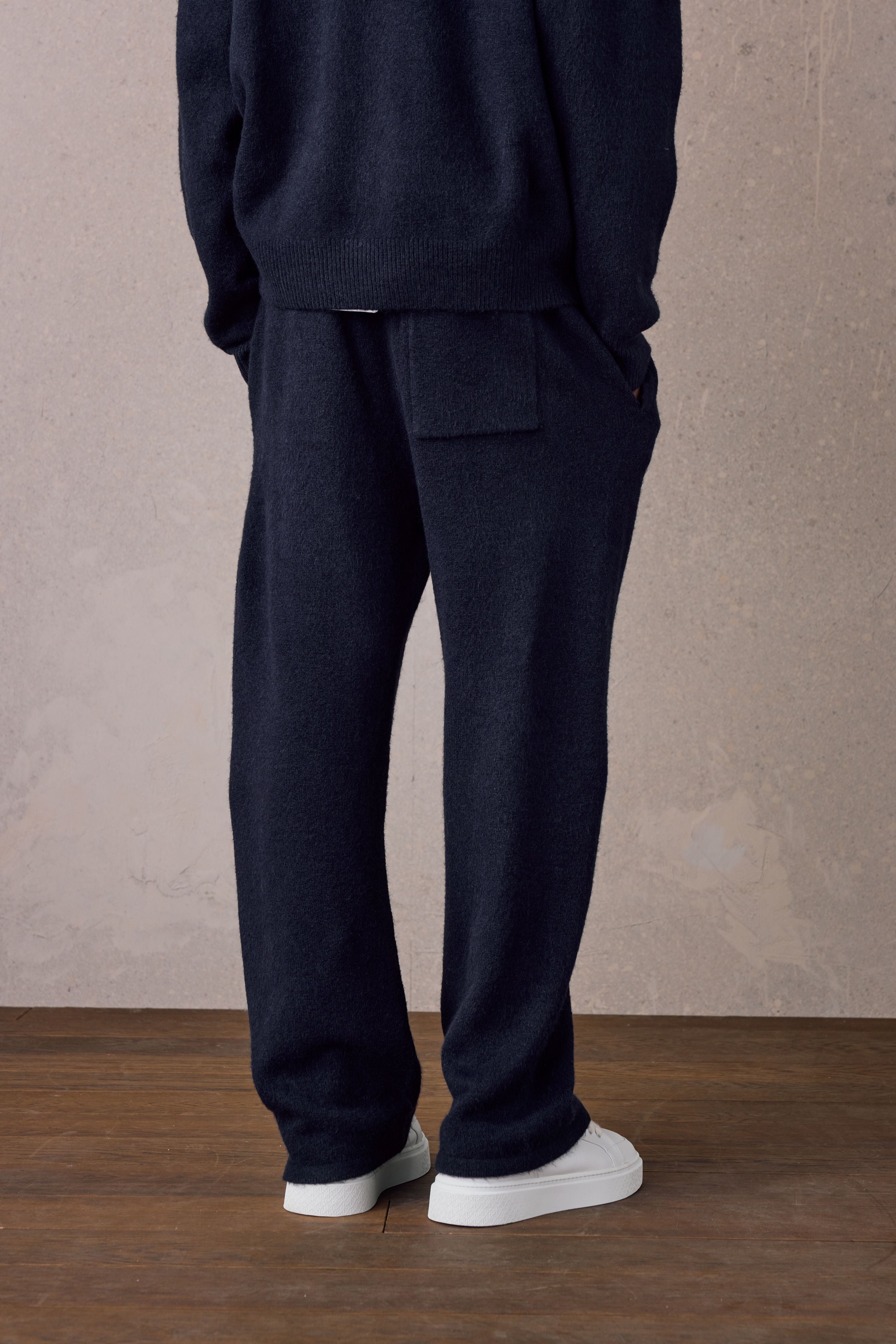 EMBLEM FLUFFY KNIT JOGGERS - NAVY