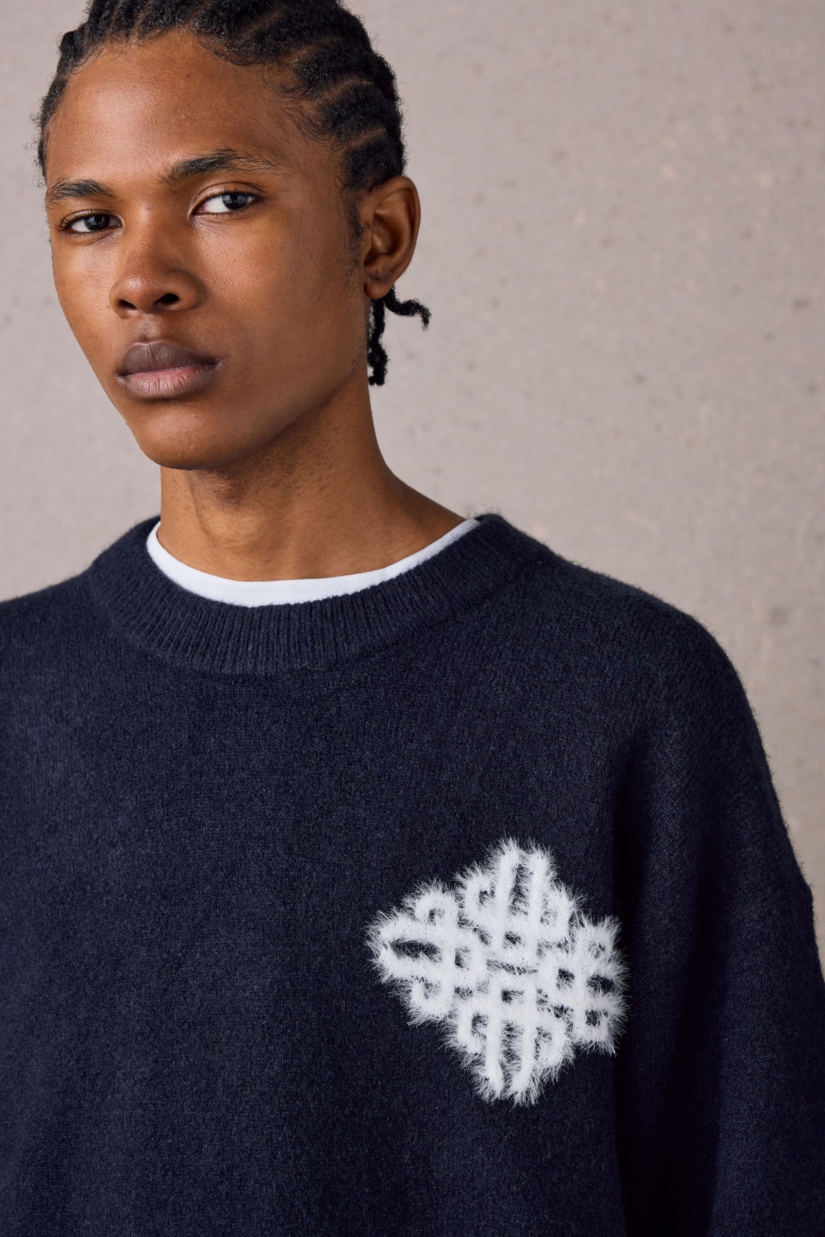 EMBLEM FLUFFY KNIT CREW - NAVY