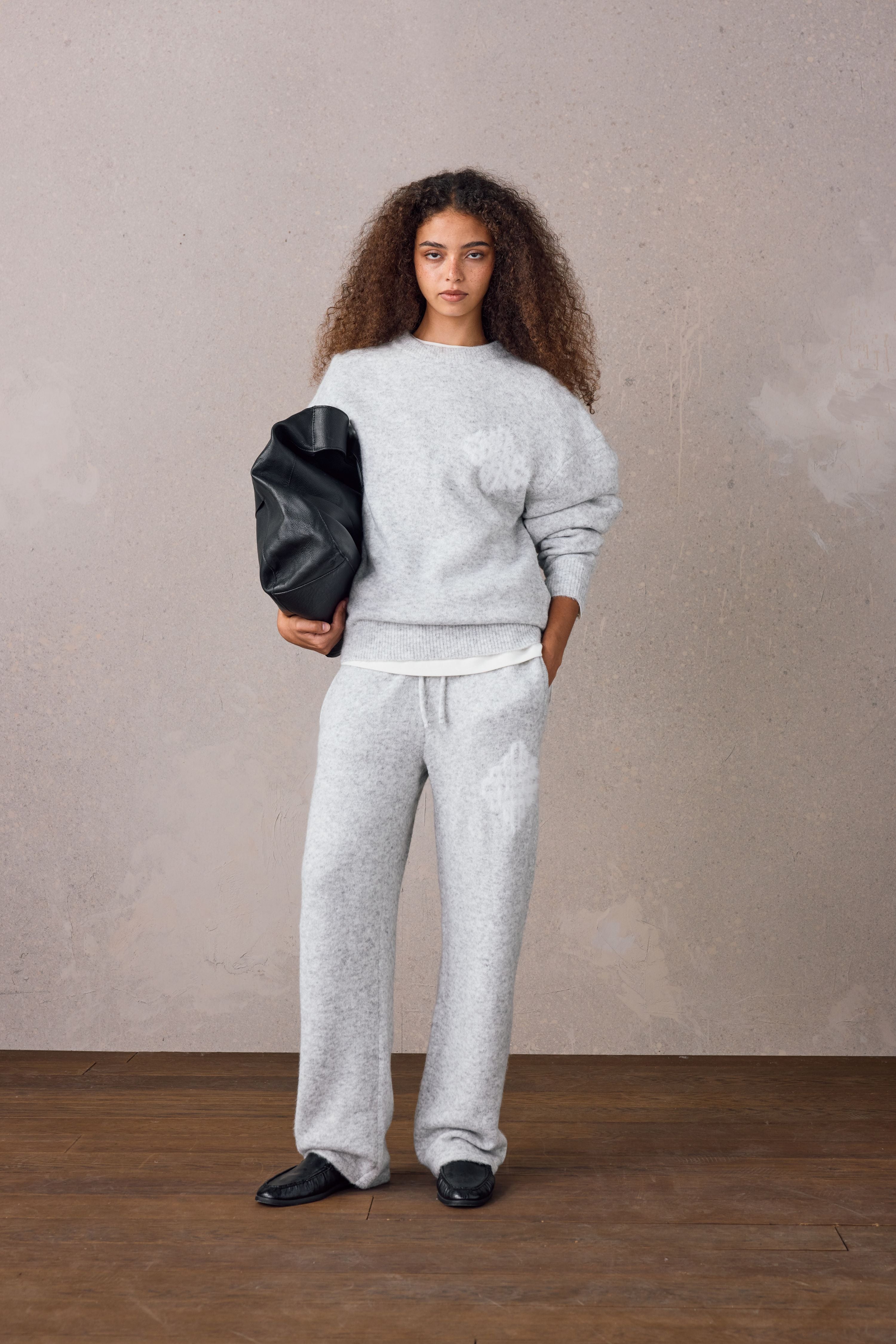 EMBLEM FLUFFY KNIT CREW - GREY MARL