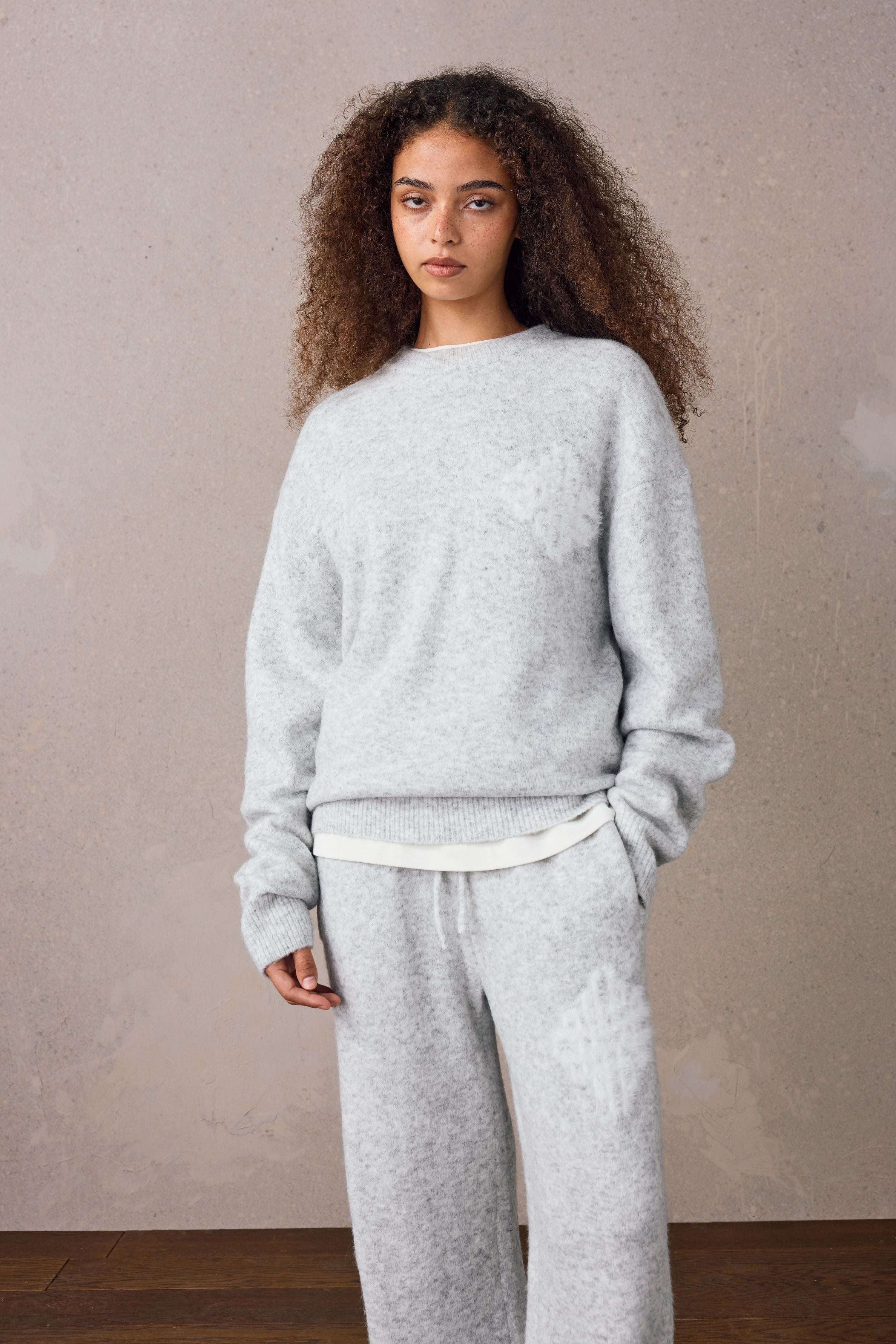 EMBLEM FLUFFY KNIT CREW - GREY MARL