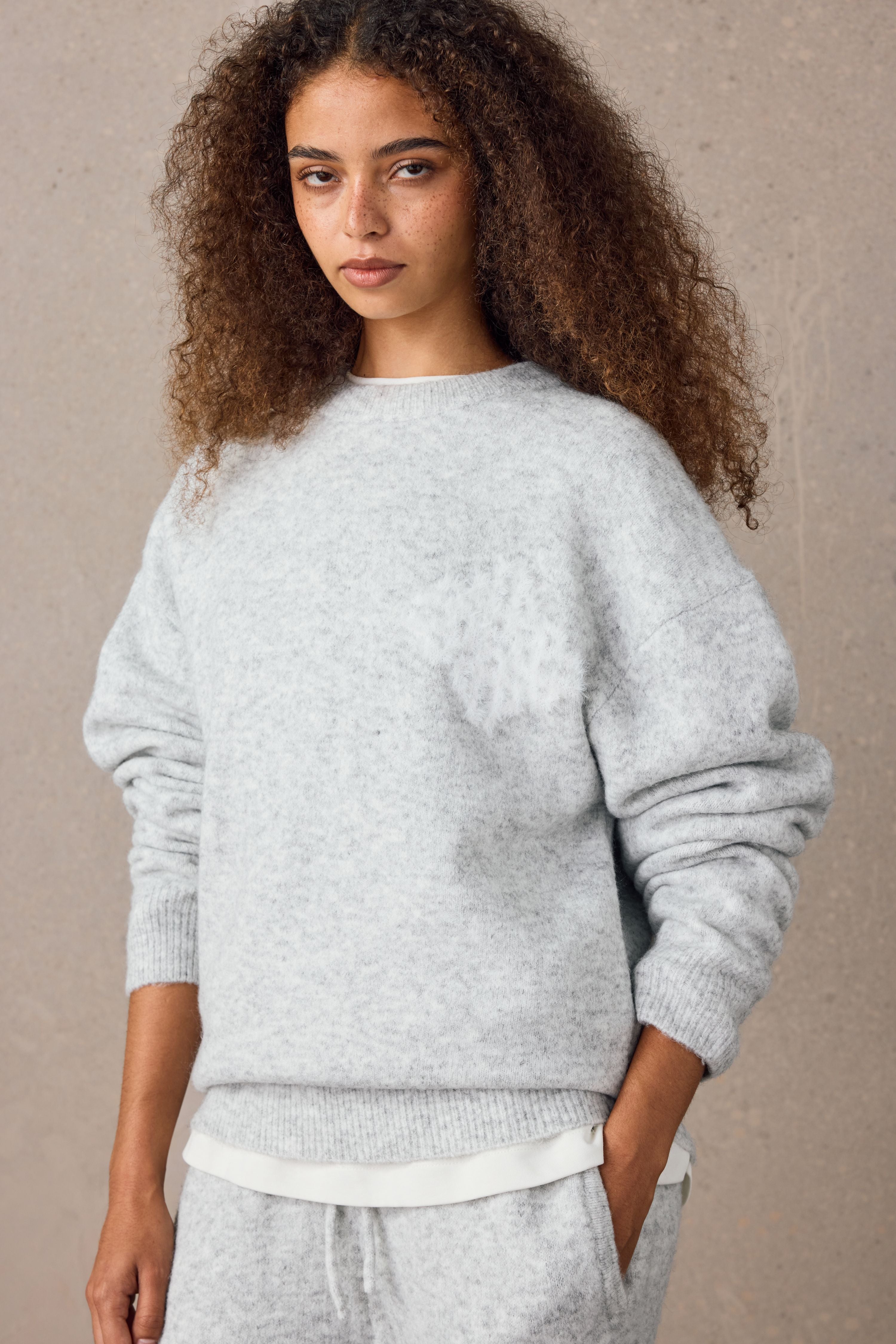 EMBLEM FLUFFY KNIT CREW - GREY MARL
