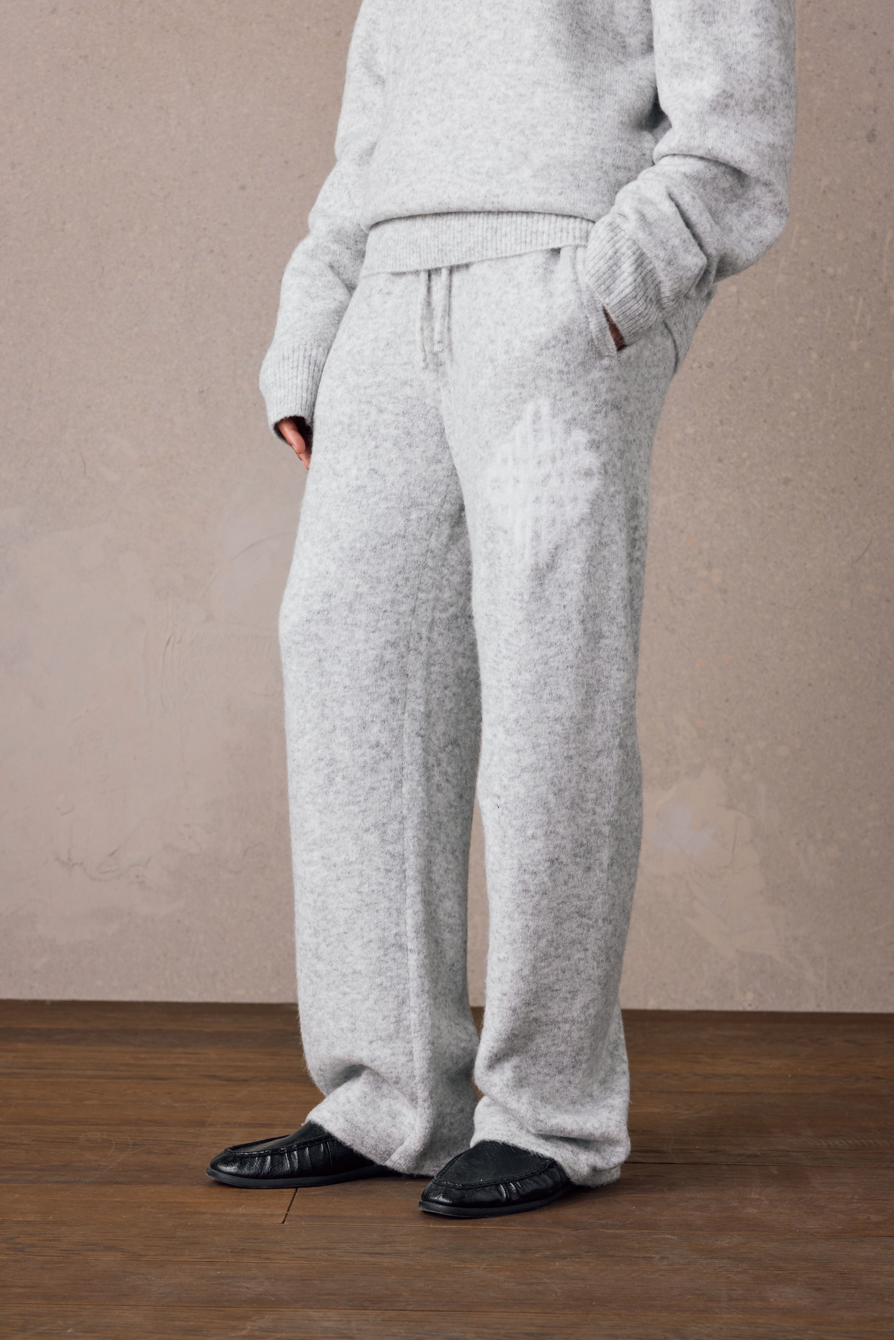 EMBLEM FLUFFY KNIT JOGGERS - GREY MARL