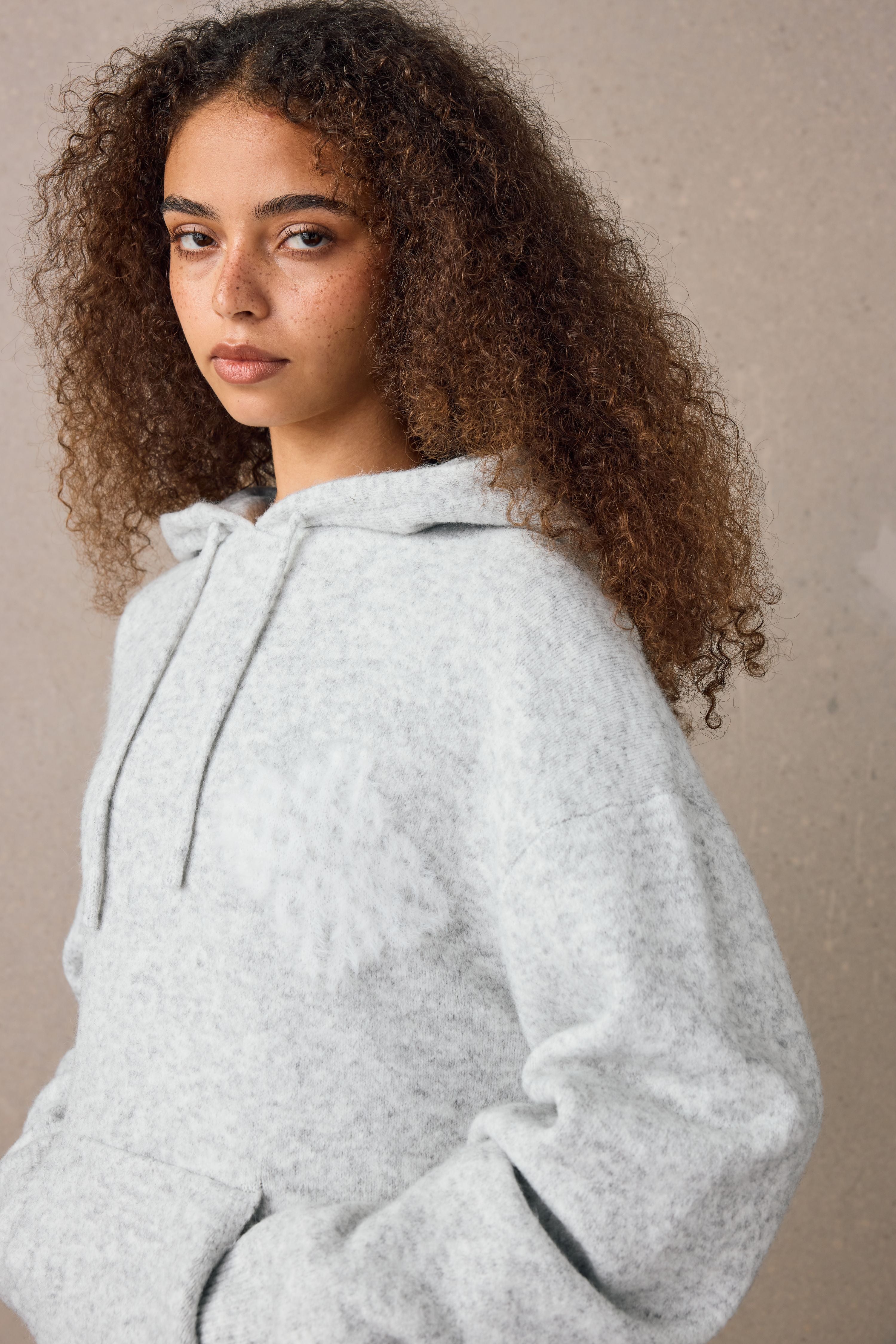 EMBLEM FLUFFY KNIT HOODIE - GREY MARL