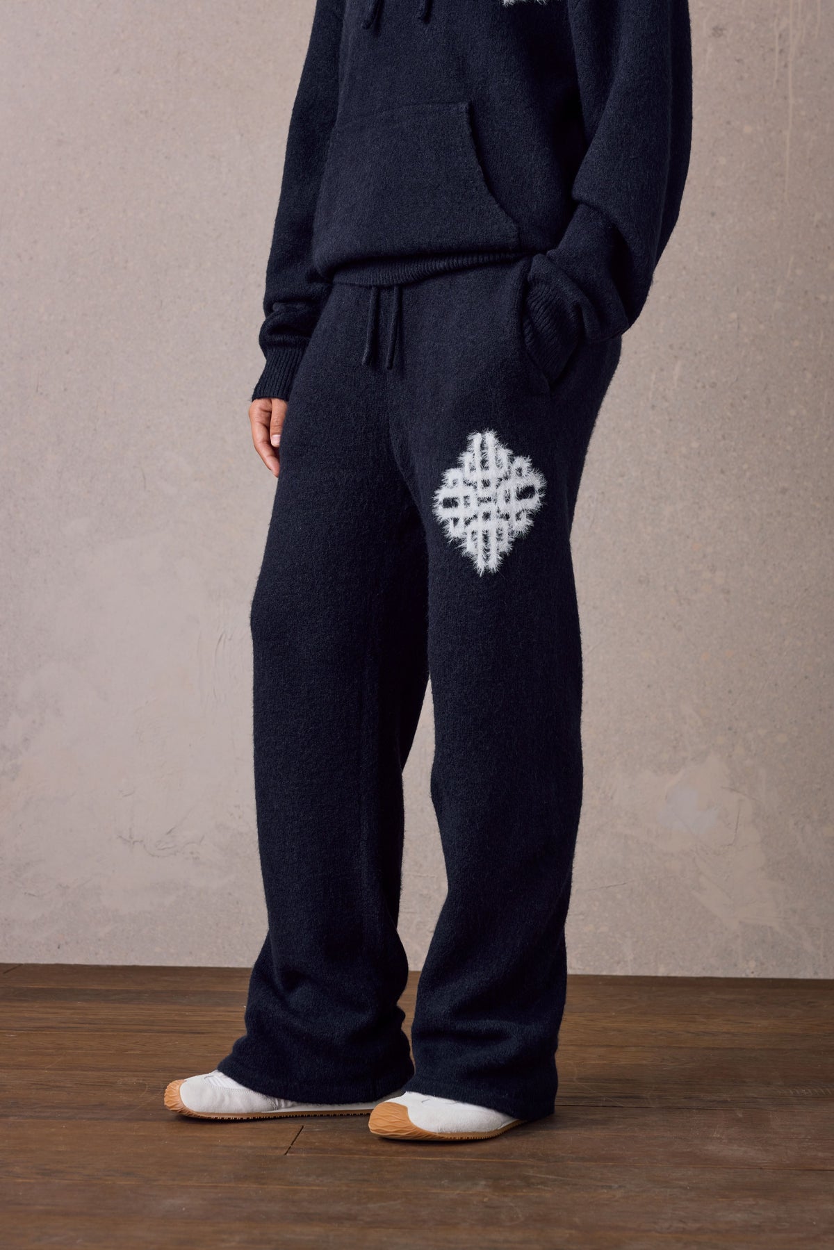 EMBLEM FLUFFY KNIT JOGGERS - NAVY
