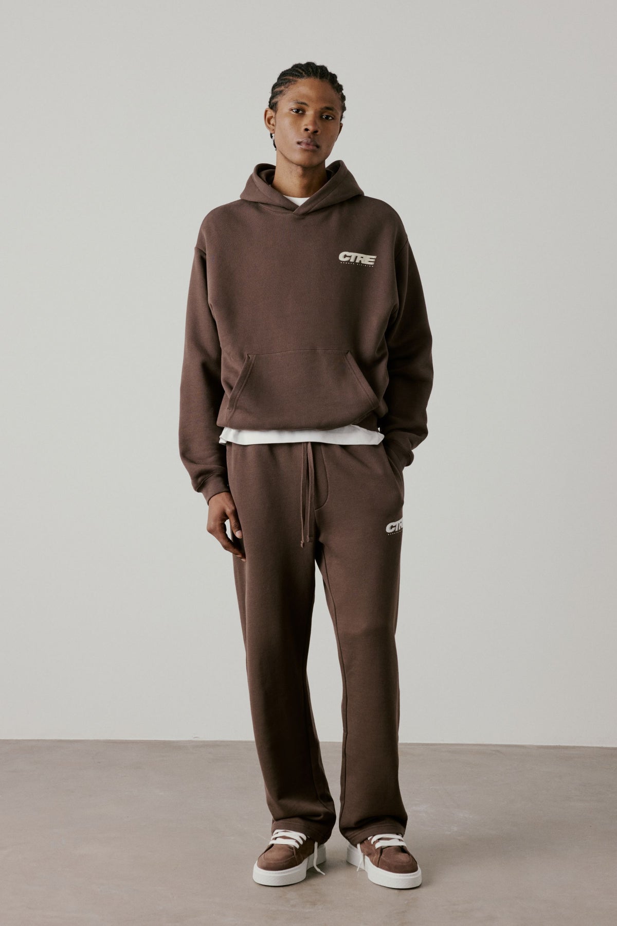 RETRO SPORT CTRE GRAPHIC JOGGER - BROWN
