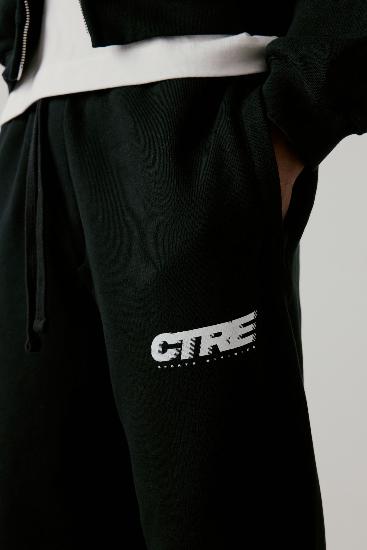 RETRO SPORT CTRE GRAPHIC JOGGER - BLACK
