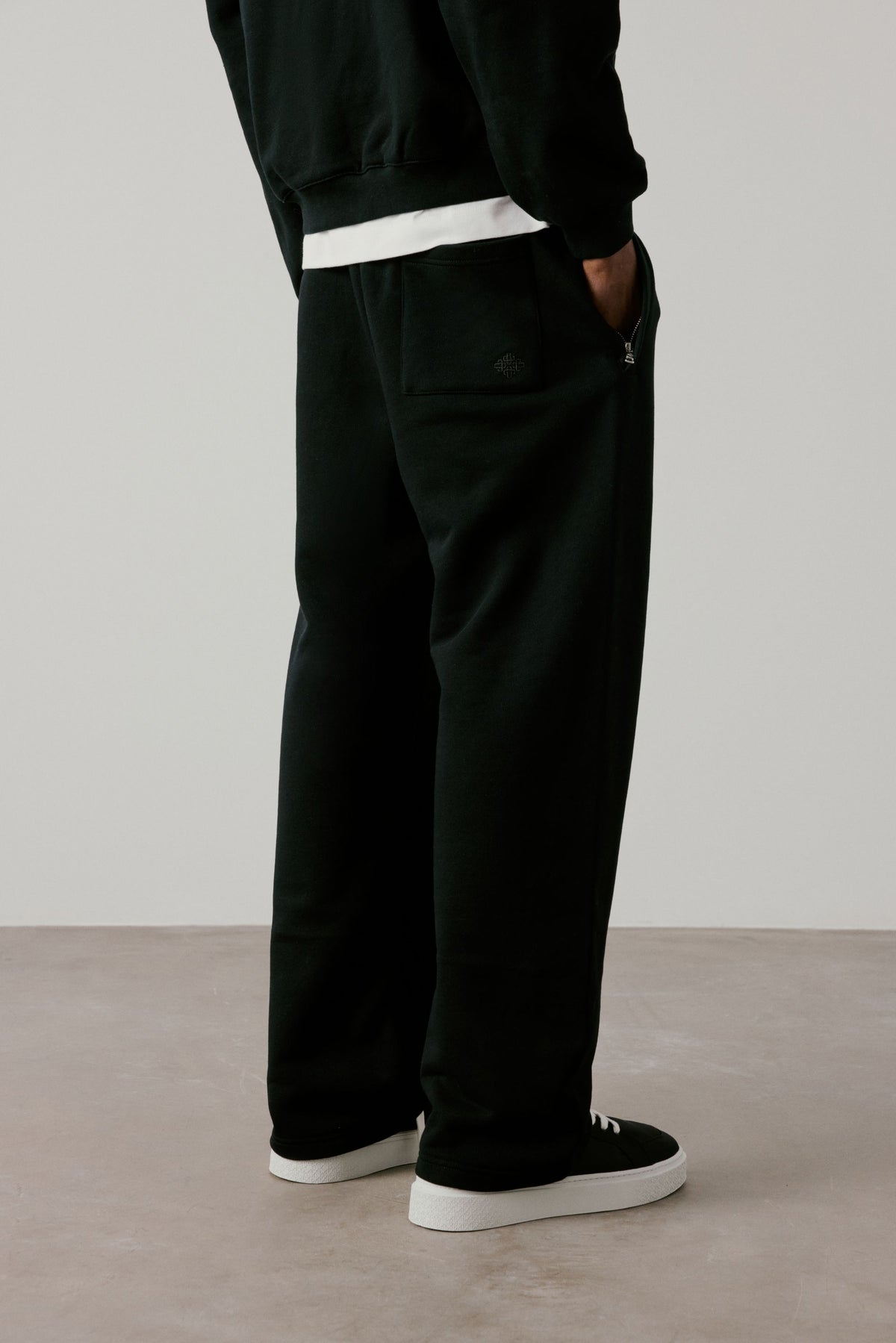 RETRO SPORT CTRE GRAPHIC JOGGER - BLACK