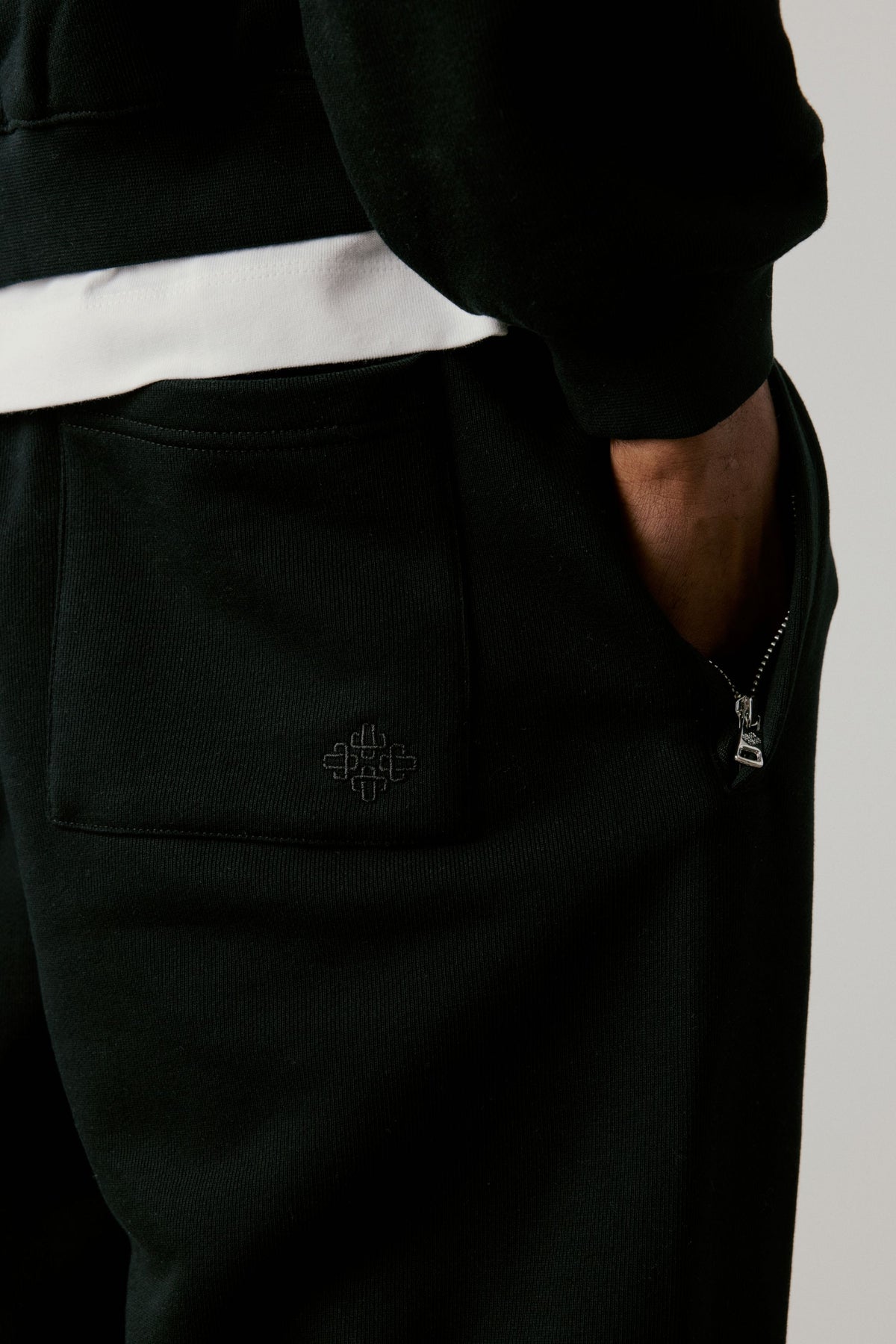RETRO SPORT CTRE GRAPHIC JOGGER - BLACK