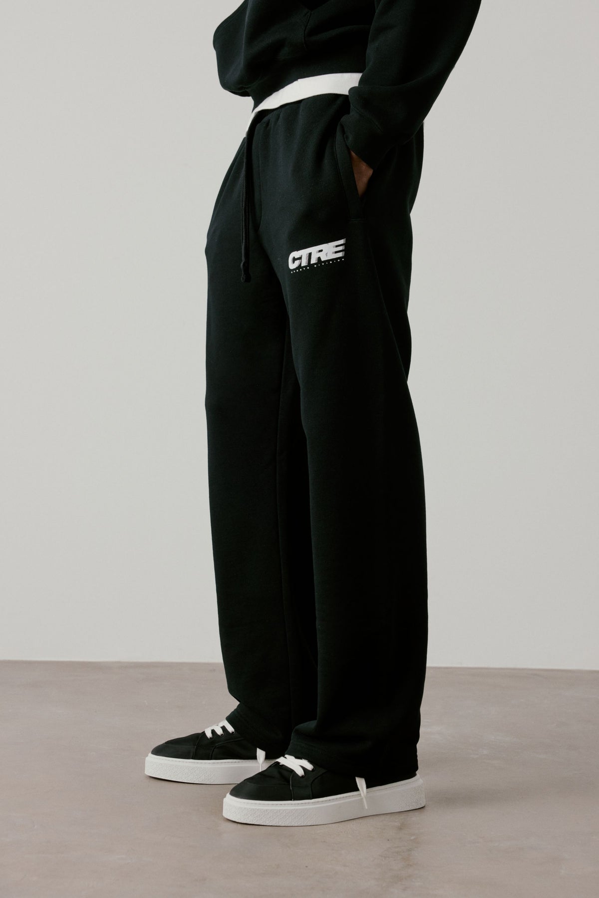 RETRO SPORT CTRE GRAPHIC JOGGER - BLACK
