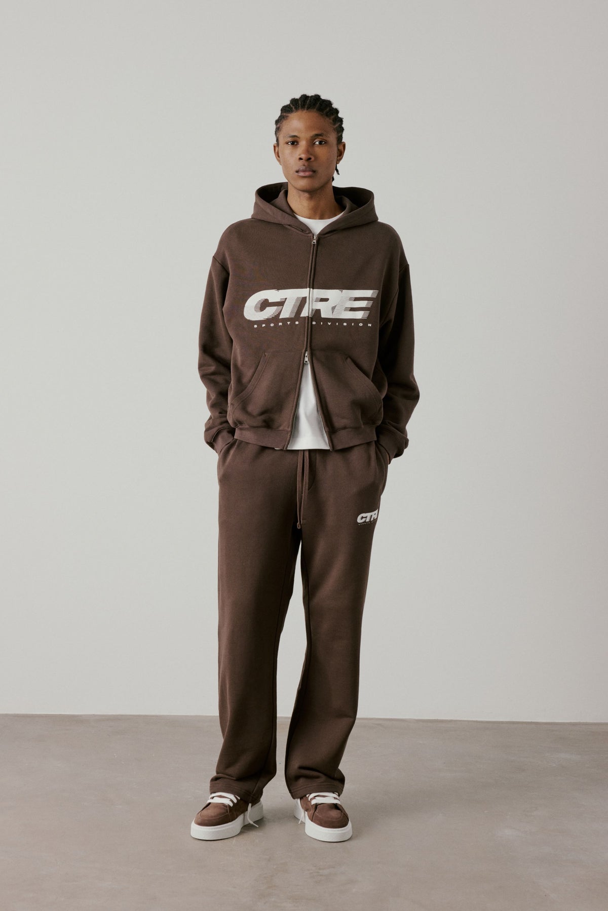 RETRO SPORT CTRE GRAPHIC JOGGER - BROWN