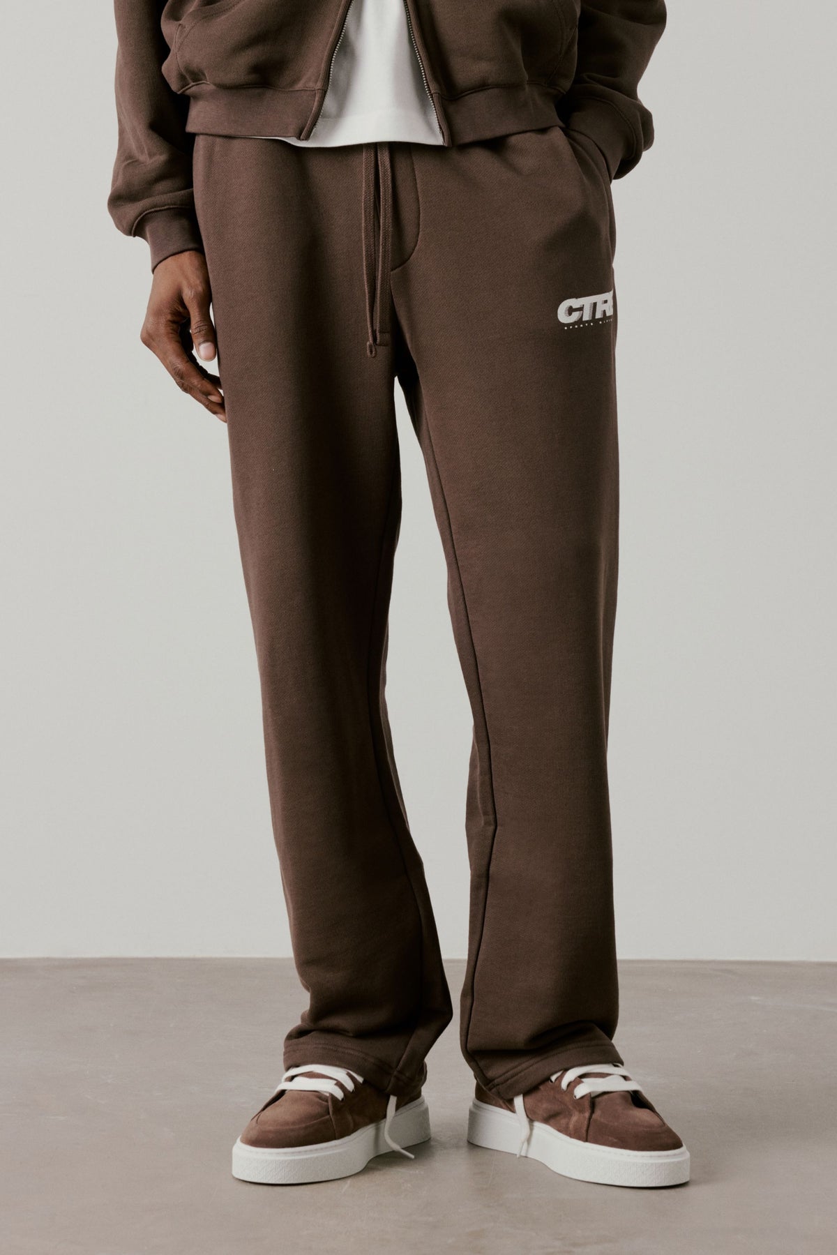RETRO SPORT CTRE GRAPHIC JOGGER - BROWN