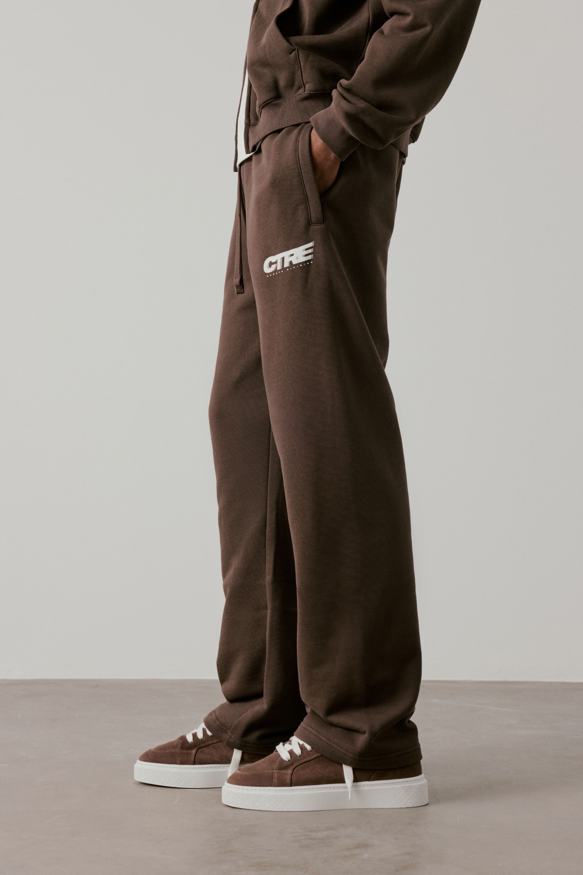 RETRO SPORT CTRE GRAPHIC JOGGER - BROWN
