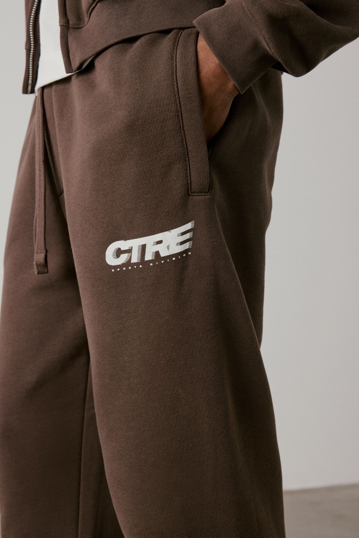 RETRO SPORT CTRE GRAPHIC JOGGER - BROWN