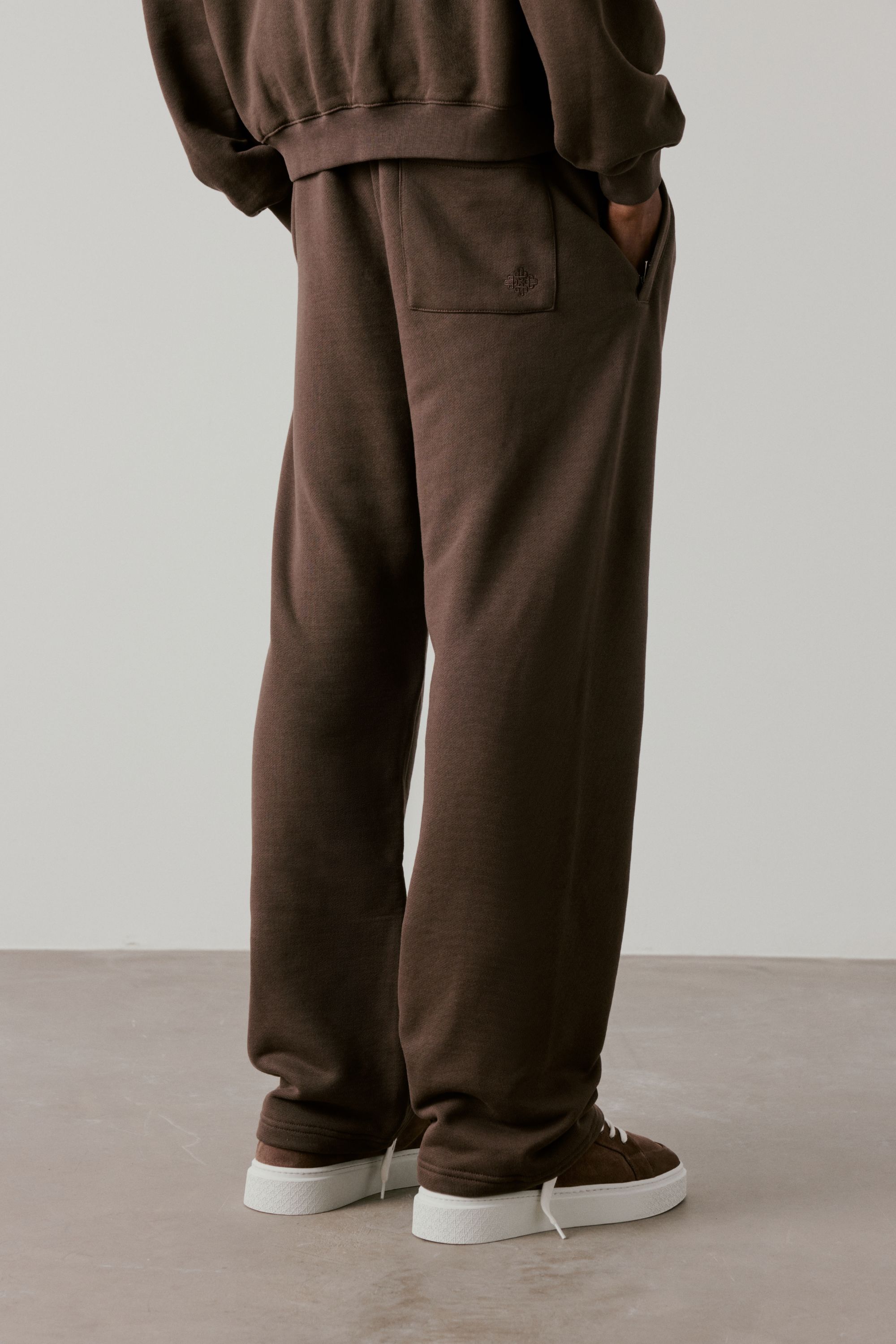 RETRO SPORT CTRE GRAPHIC JOGGER - BROWN