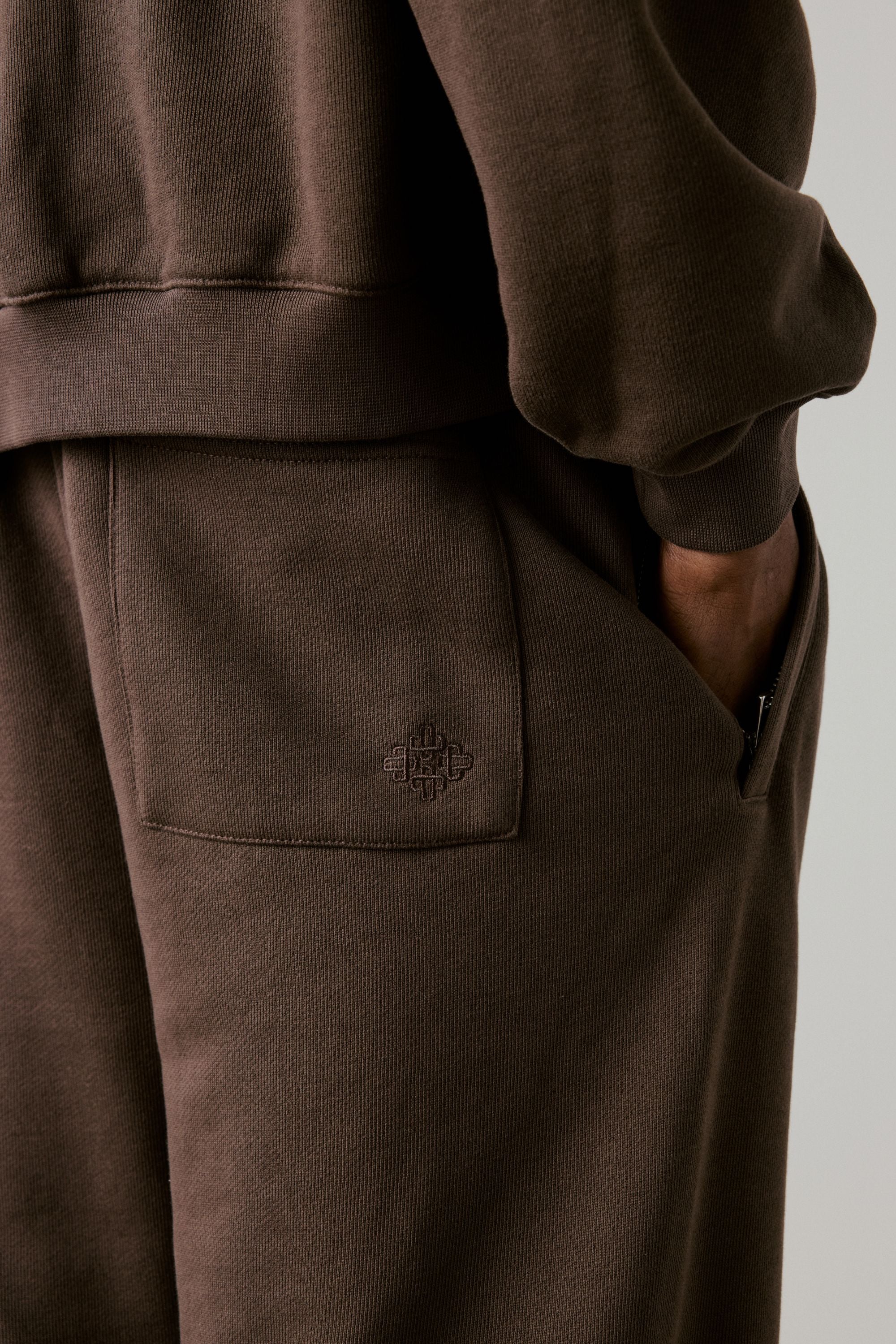 RETRO SPORT CTRE GRAPHIC JOGGER - BROWN