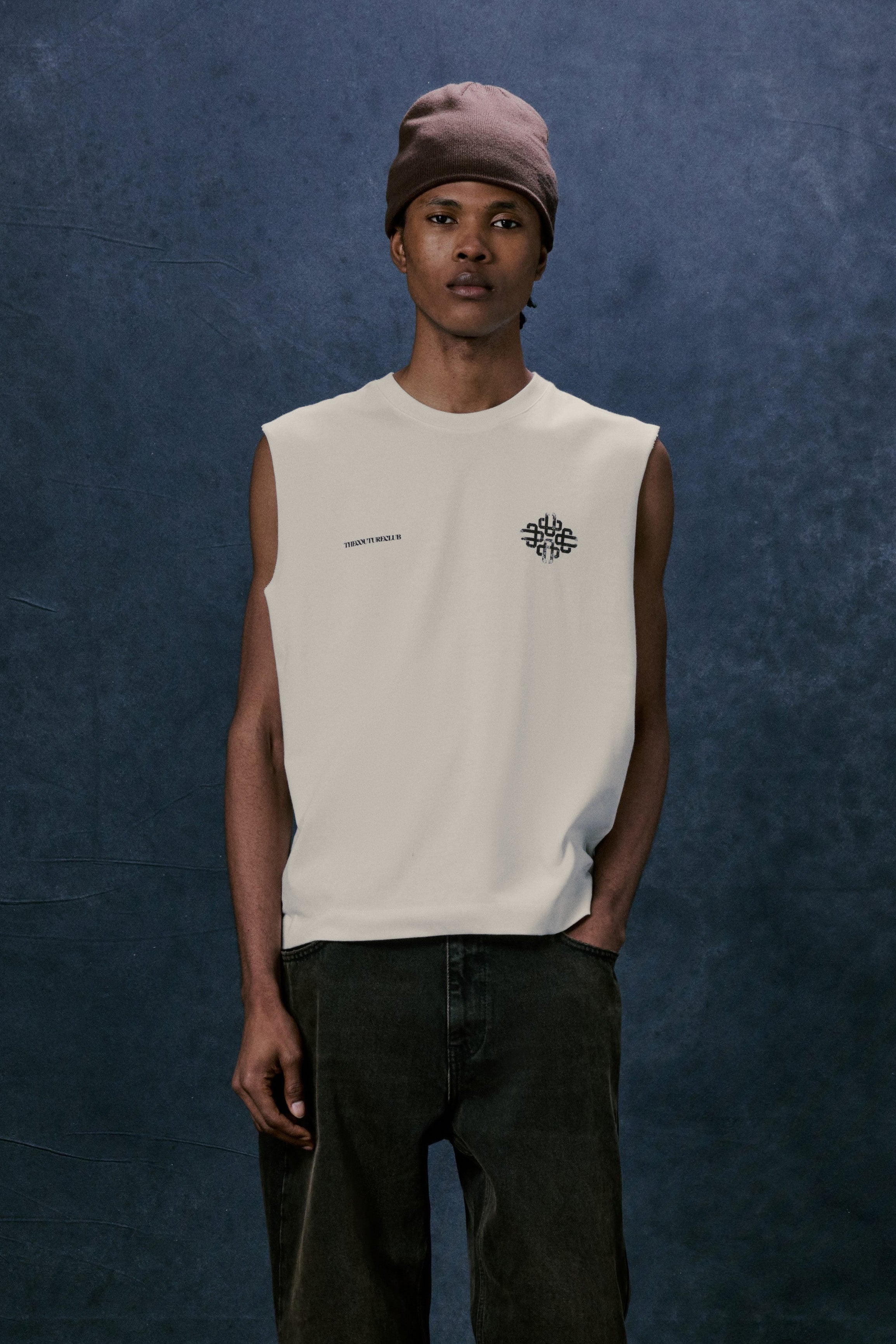 VINTAGE EMBLEM GRAPHIC CUT OFF VEST - OFF WHITE