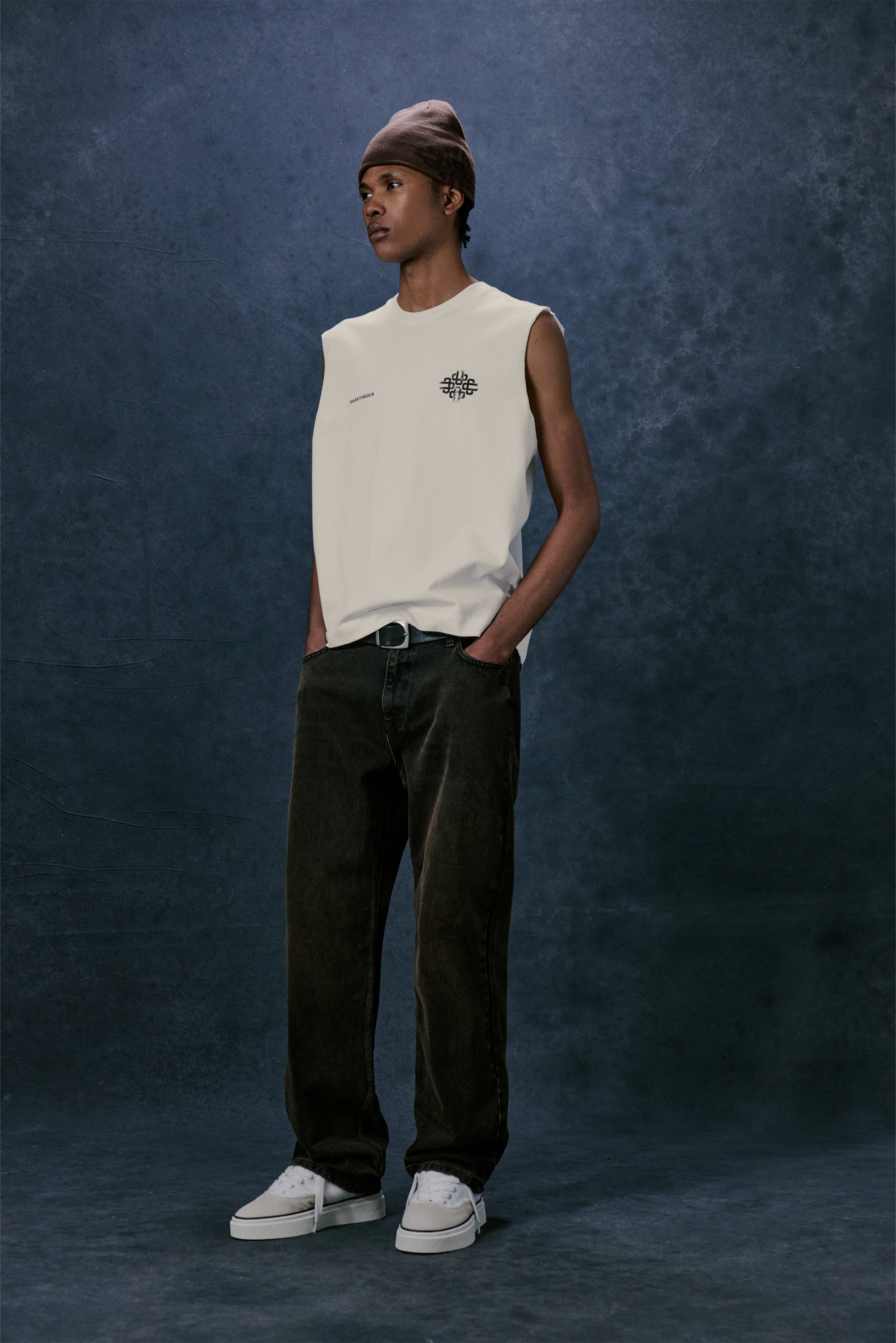 VINTAGE EMBLEM GRAPHIC CUT OFF VEST - OFF WHITE