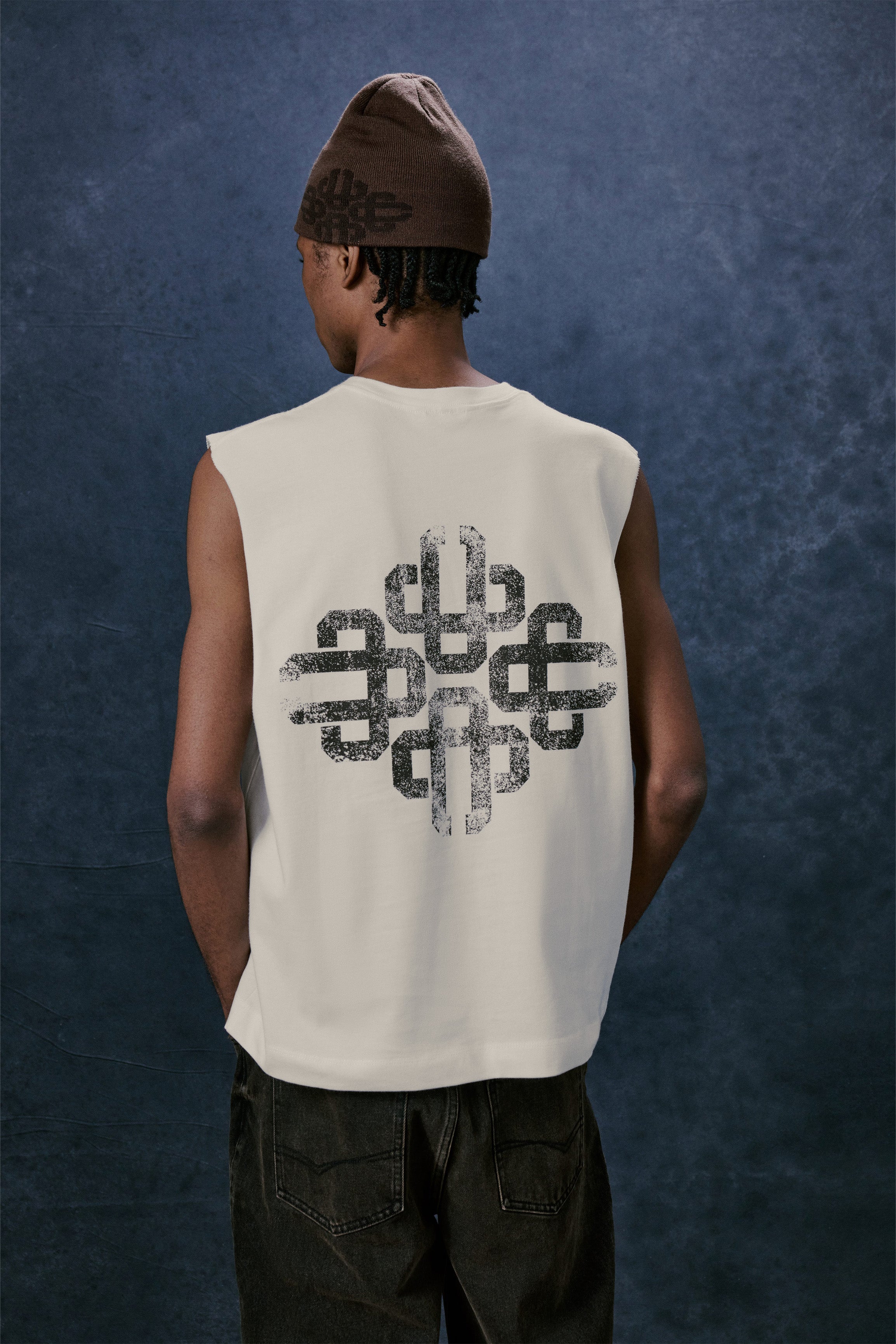 VINTAGE EMBLEM GRAPHIC CUT OFF VEST - OFF WHITE