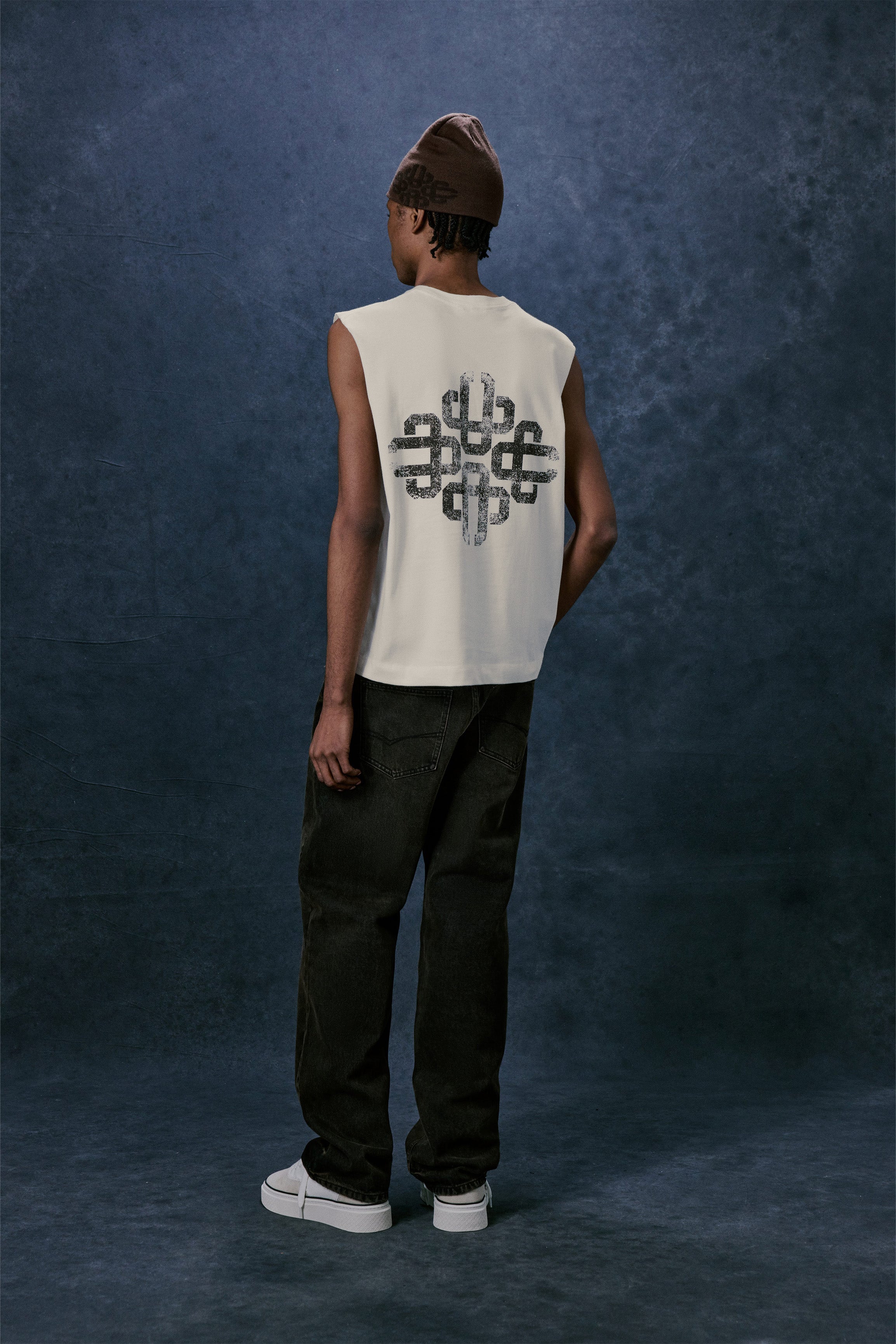 VINTAGE EMBLEM GRAPHIC CUT OFF VEST - OFF WHITE