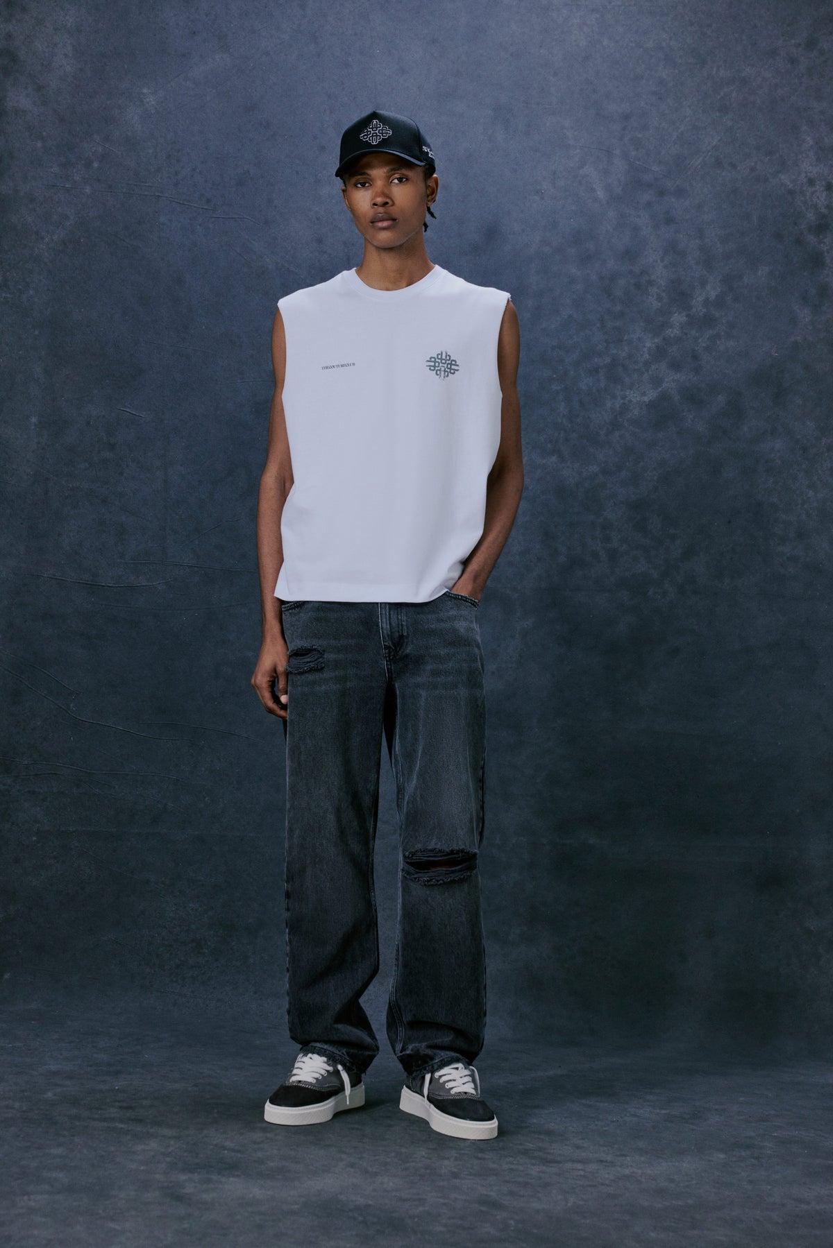 VINTAGE EMBLEM GRAPHIC CUT OFF VEST - WHITE