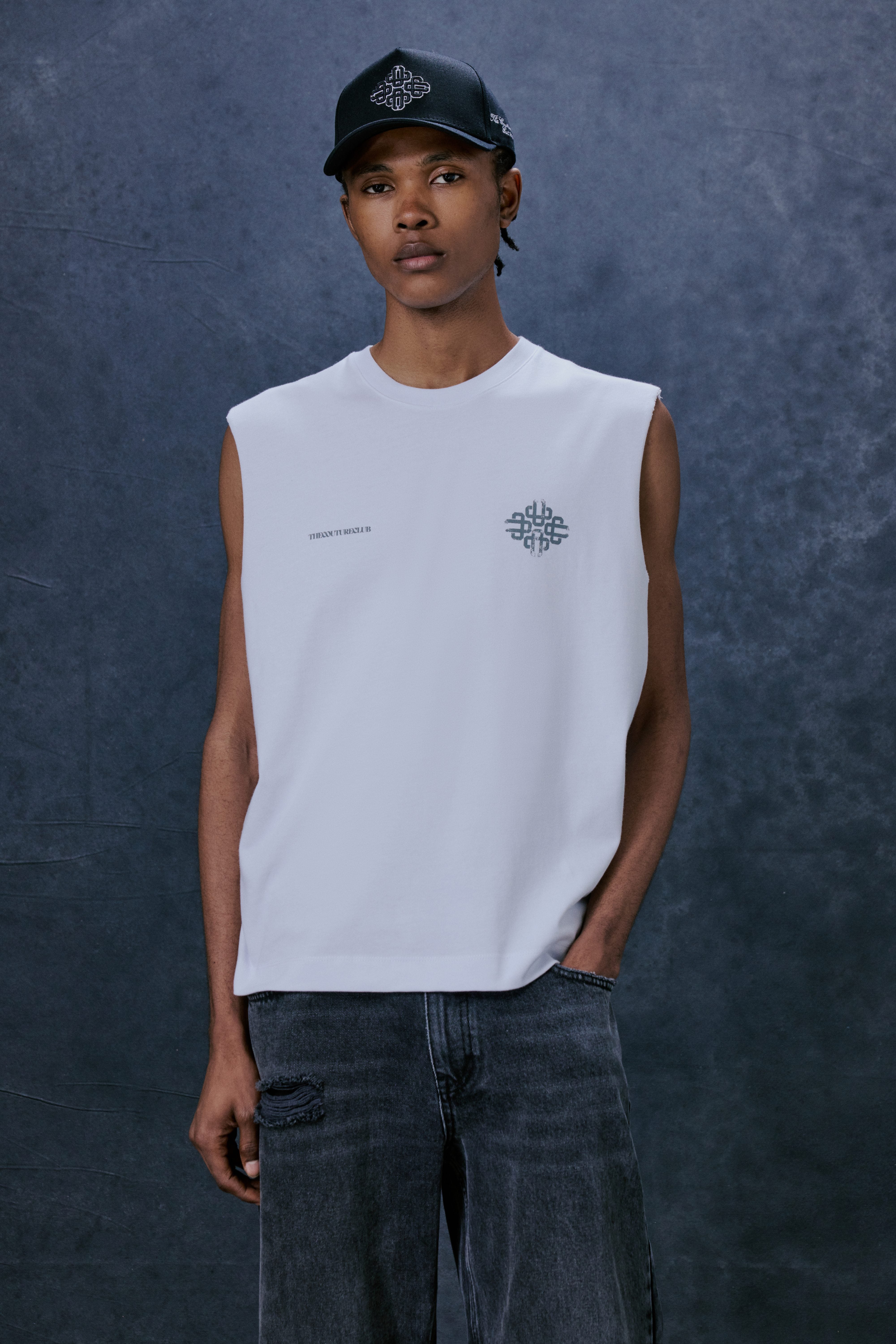 VINTAGE EMBLEM GRAPHIC CUT OFF VEST - WHITE