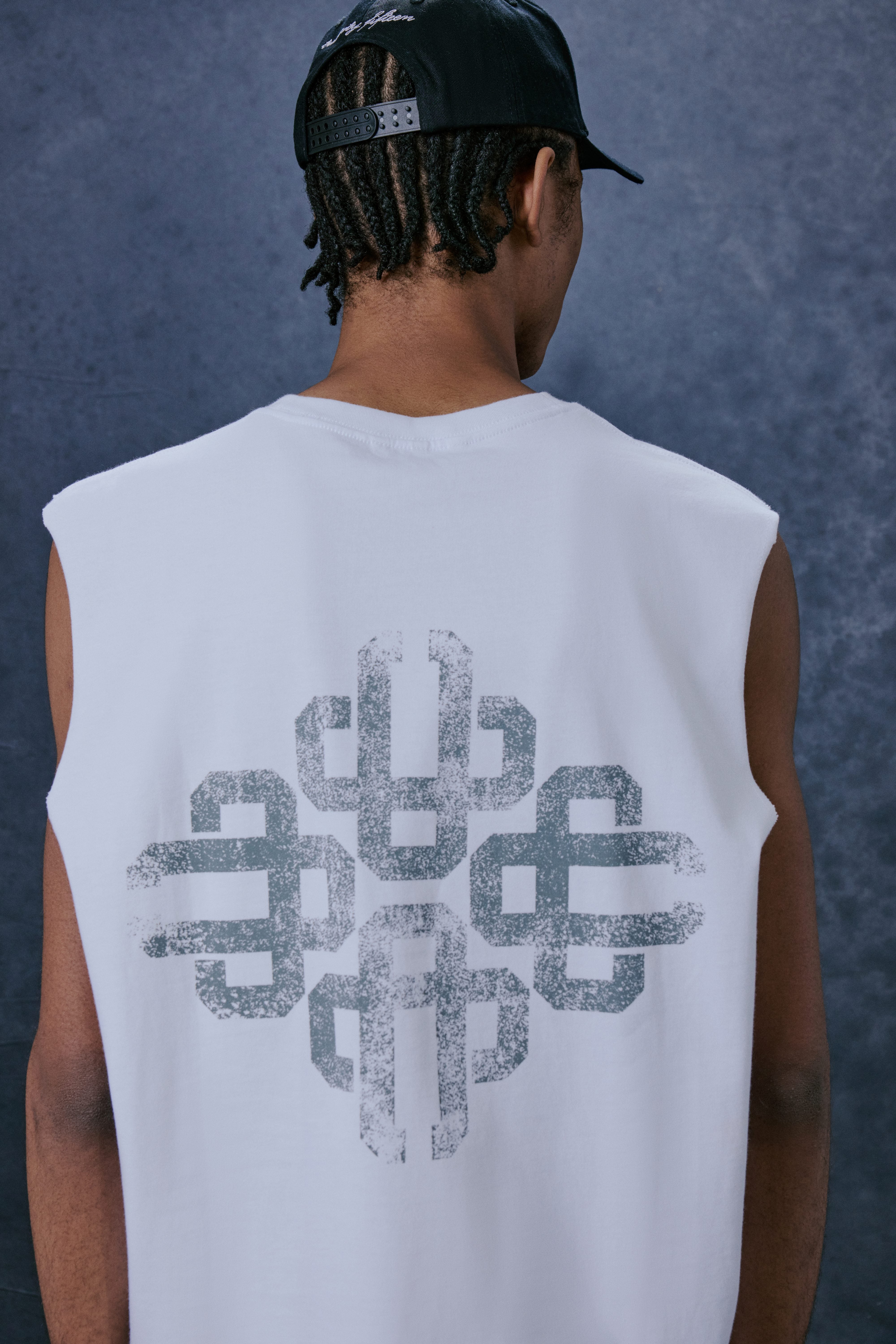 VINTAGE EMBLEM GRAPHIC CUT OFF VEST - WHITE