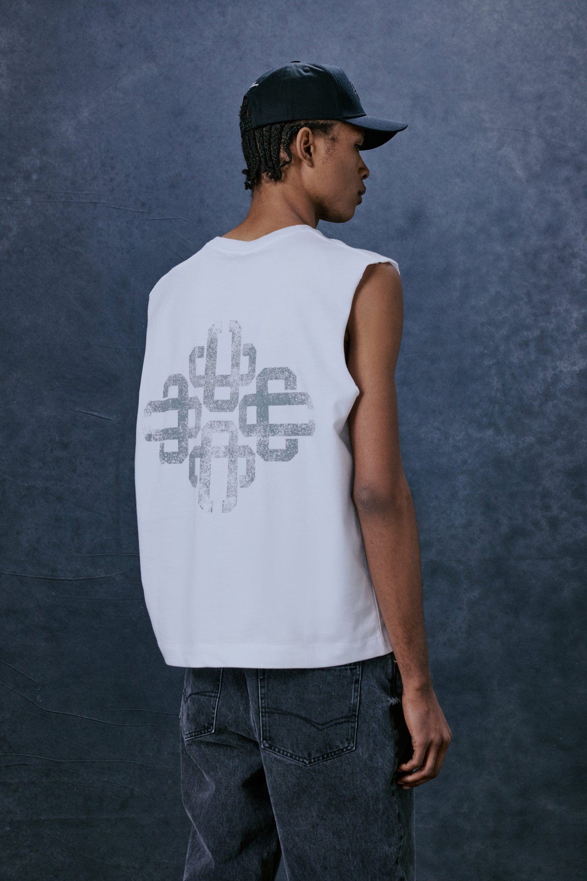 VINTAGE EMBLEM GRAPHIC CUT OFF VEST - WHITE