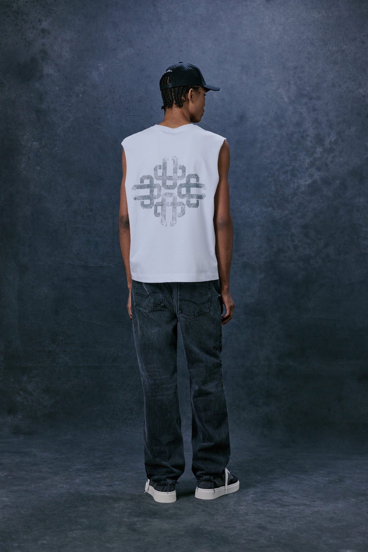 VINTAGE EMBLEM GRAPHIC CUT OFF VEST - WHITE